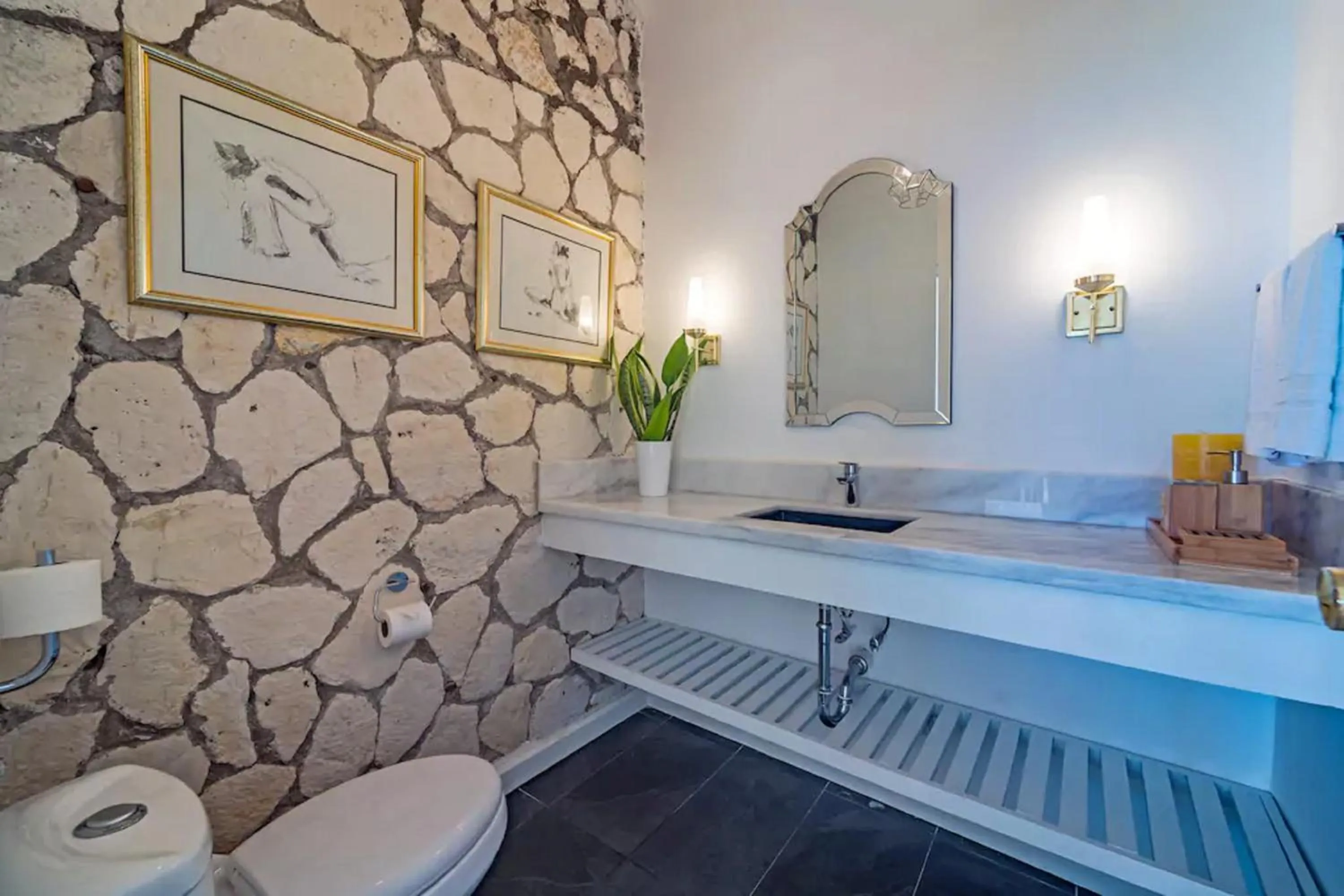 Bathroom in Magnificent 5-Bedroom Estate Villa, Sleeps 12