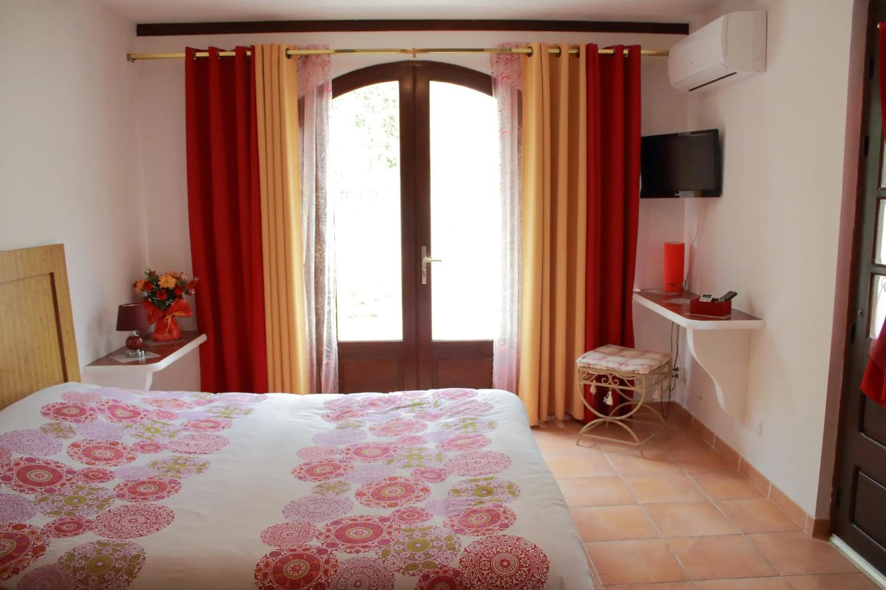 Photo of the whole room in Domaine Le Clos des Oliviers