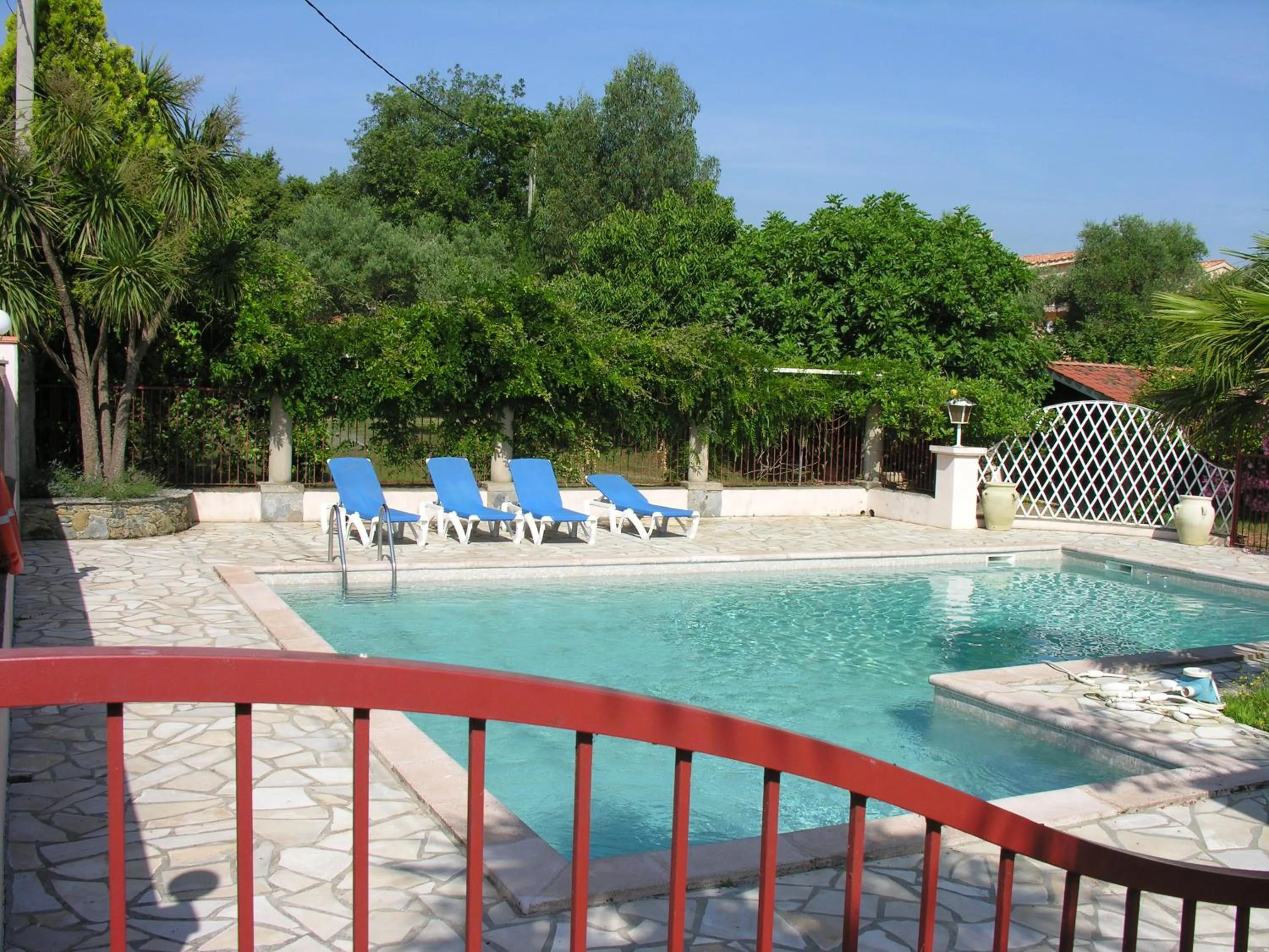 Swimming pool in Domaine Le Clos des Oliviers