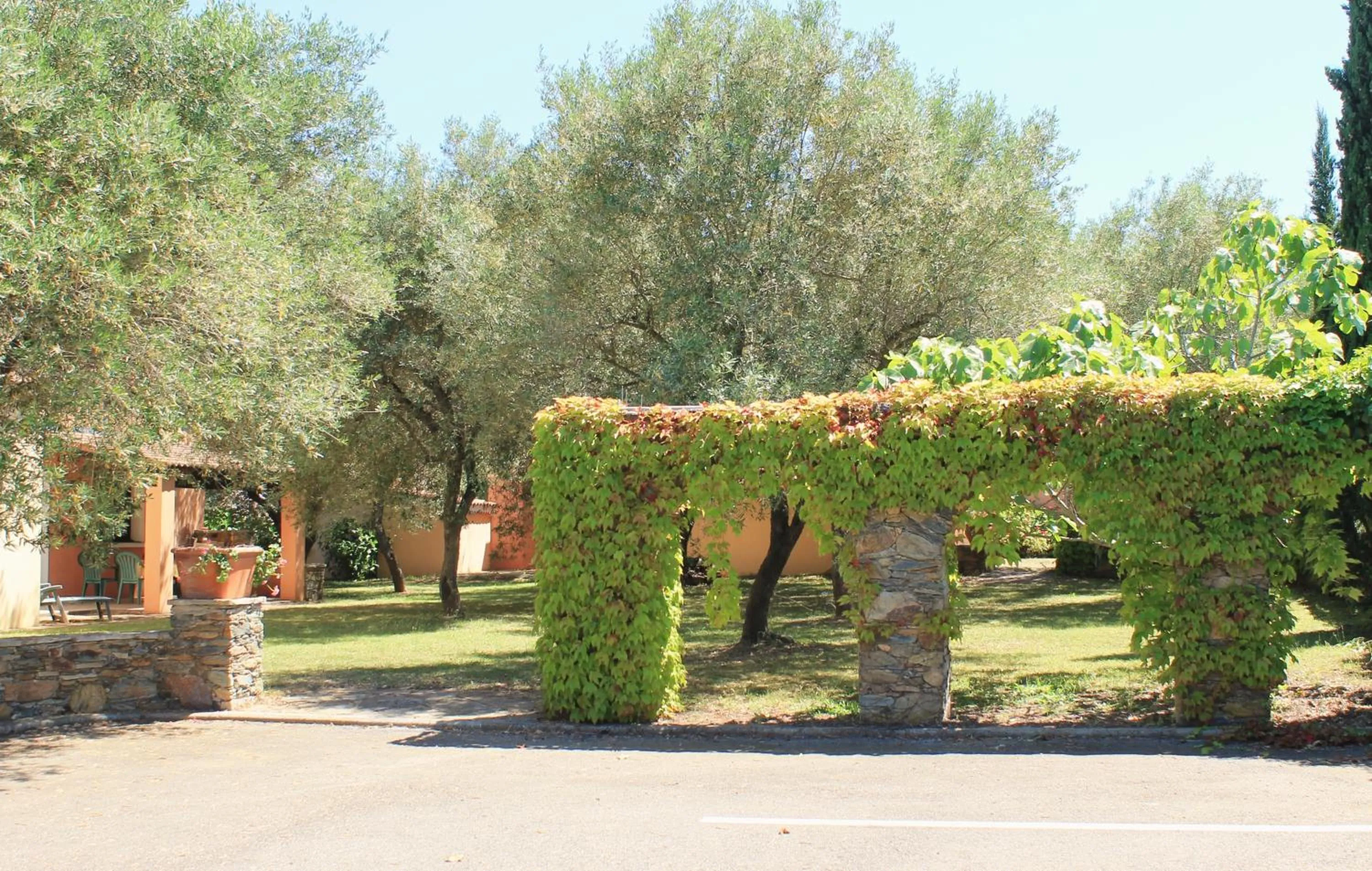 Parking in Domaine Le Clos des Oliviers