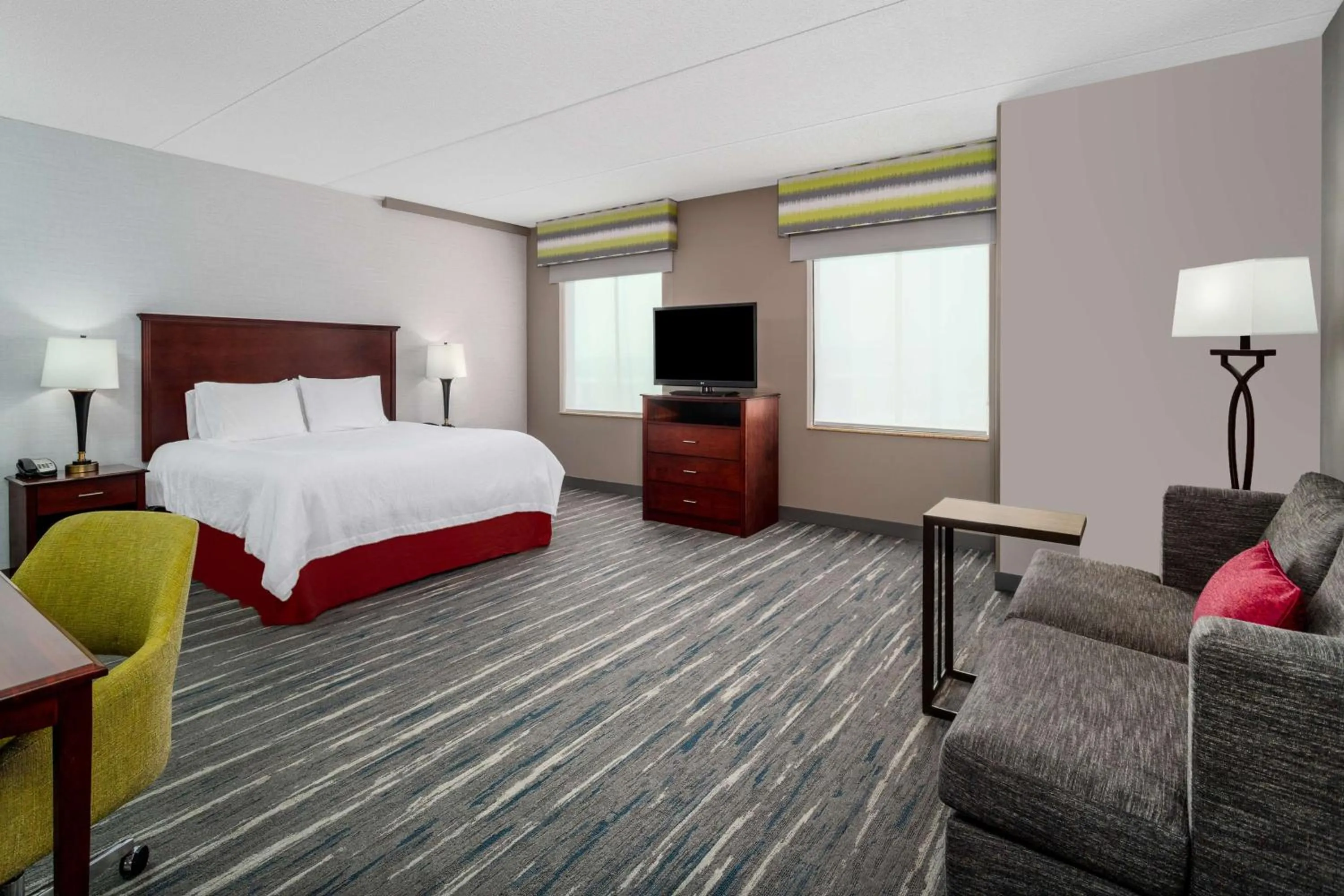 Living room, Bed in Hampton Inn & Suites Minneapolis St. Paul Airport - Mall of America