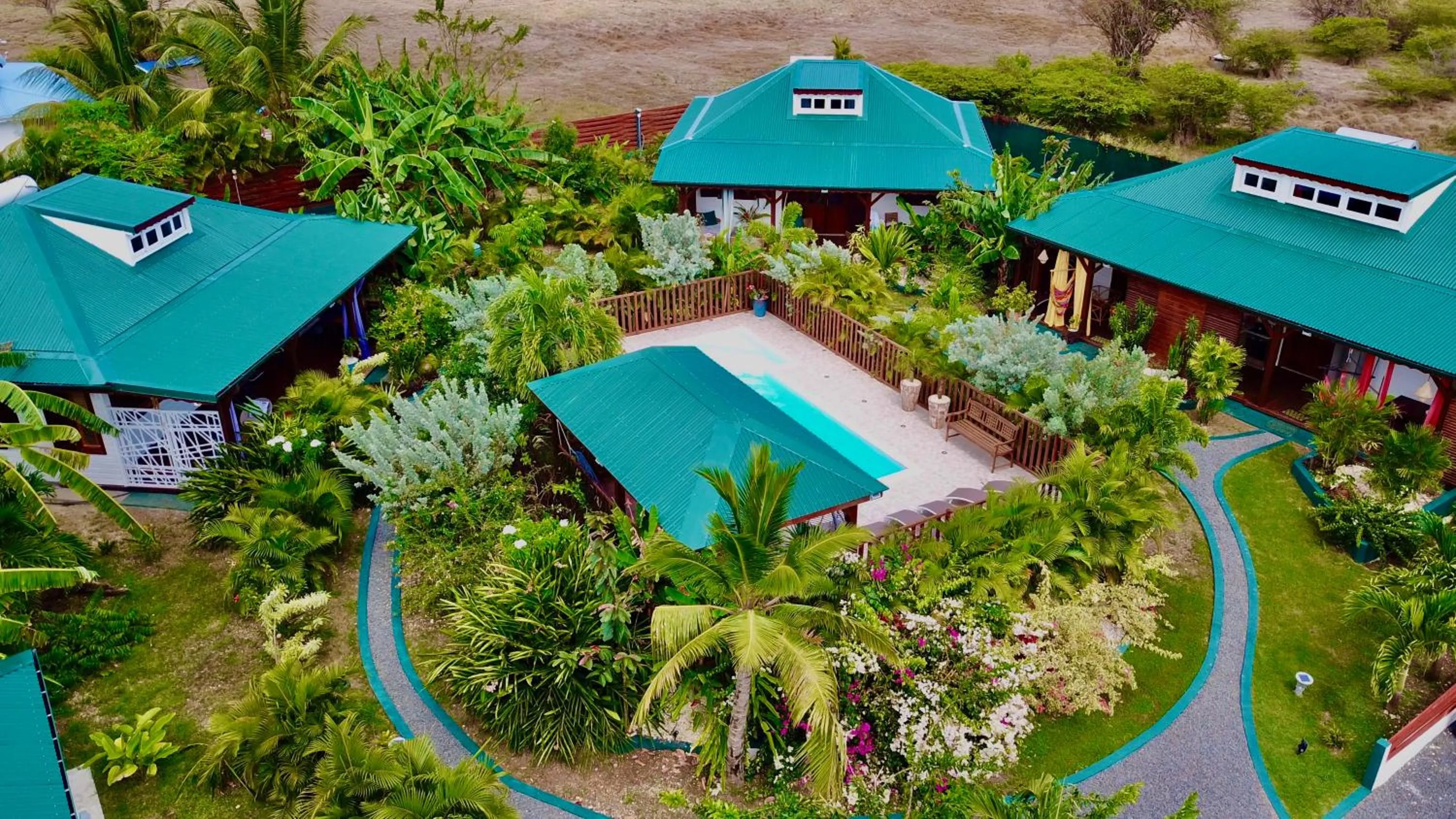 Titalee Lodge 3 Villas autour d'une piscine