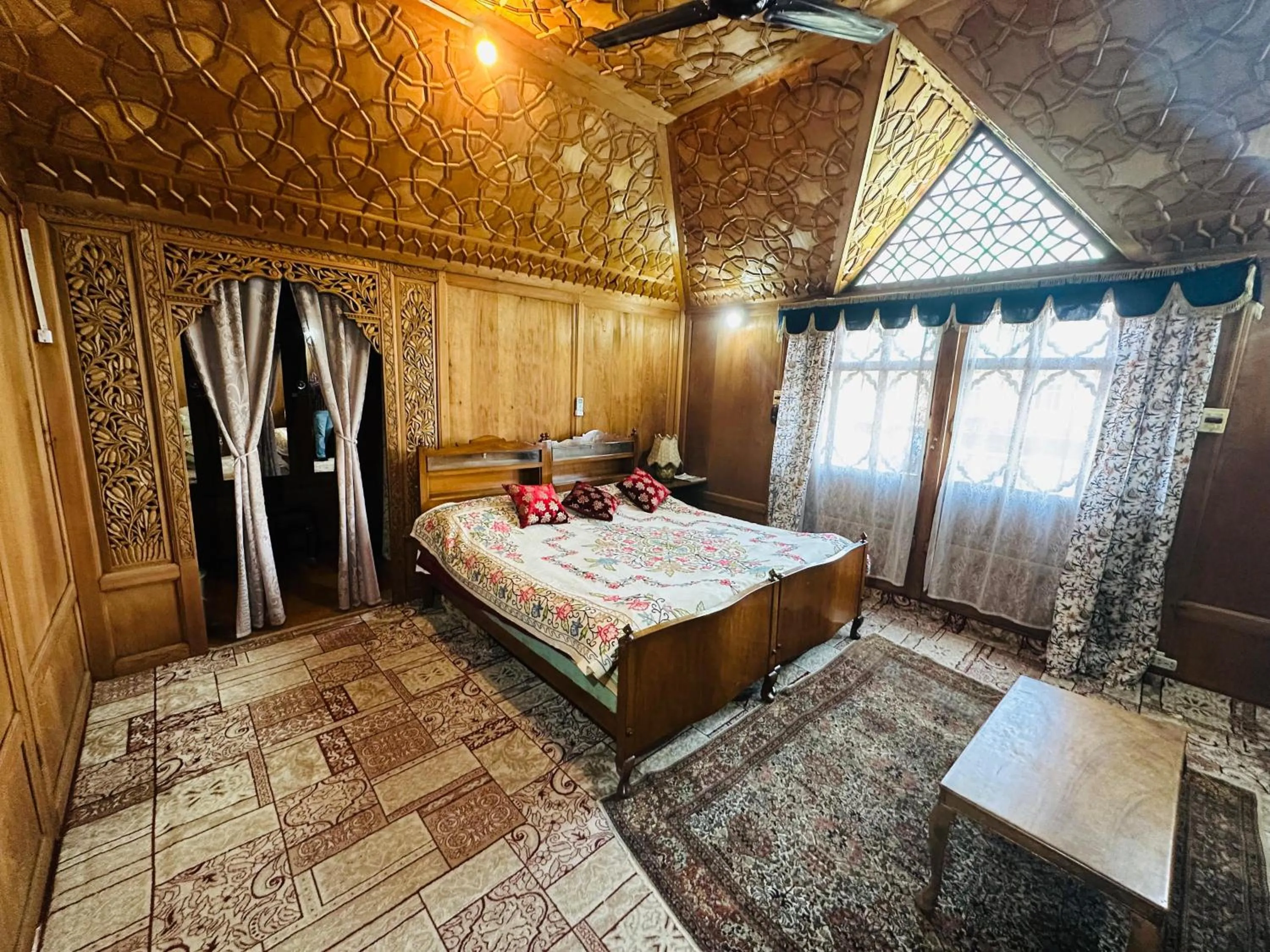 Bed in Maharaja palace houseboat