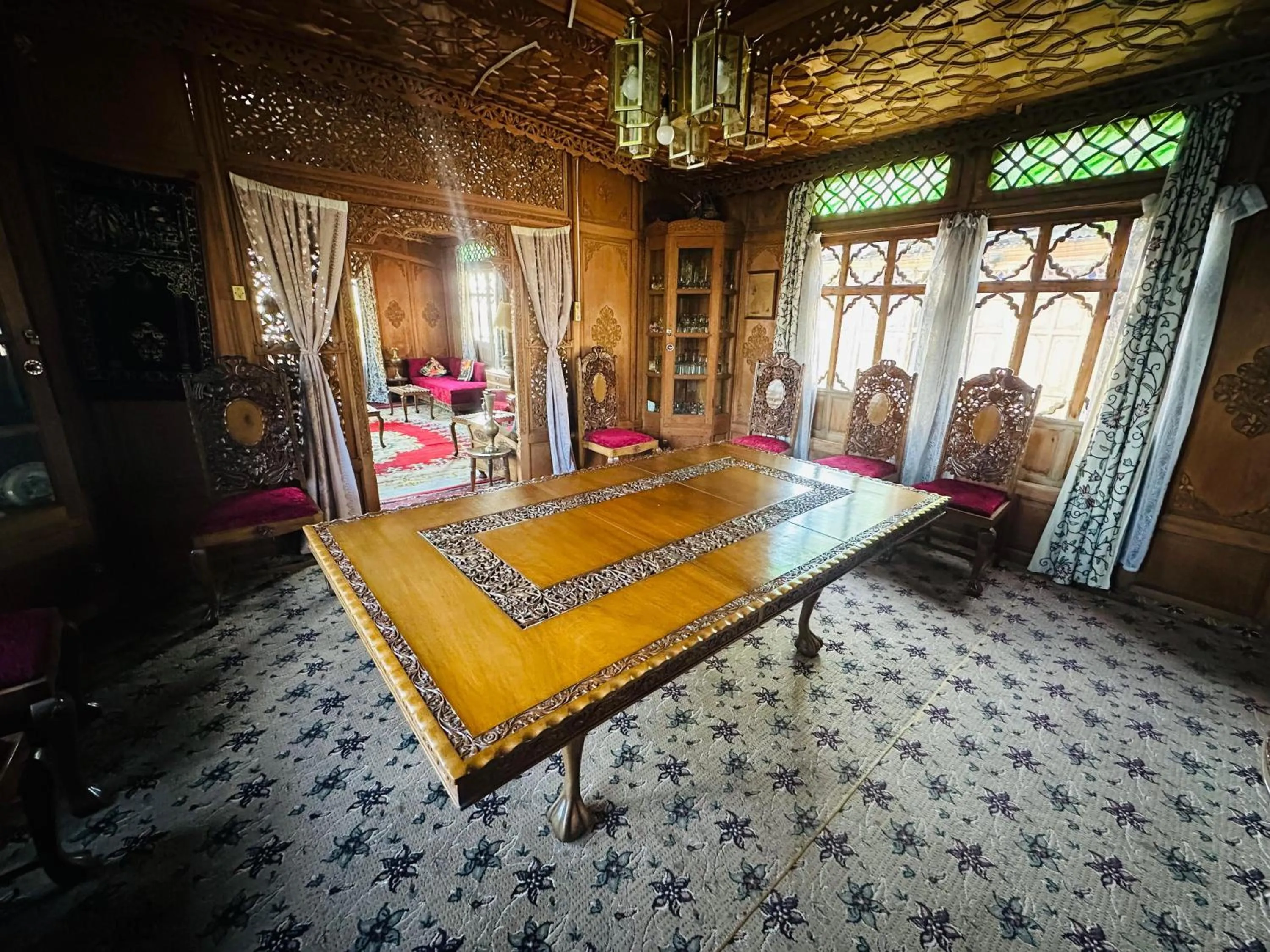 Bed in Maharaja palace houseboat