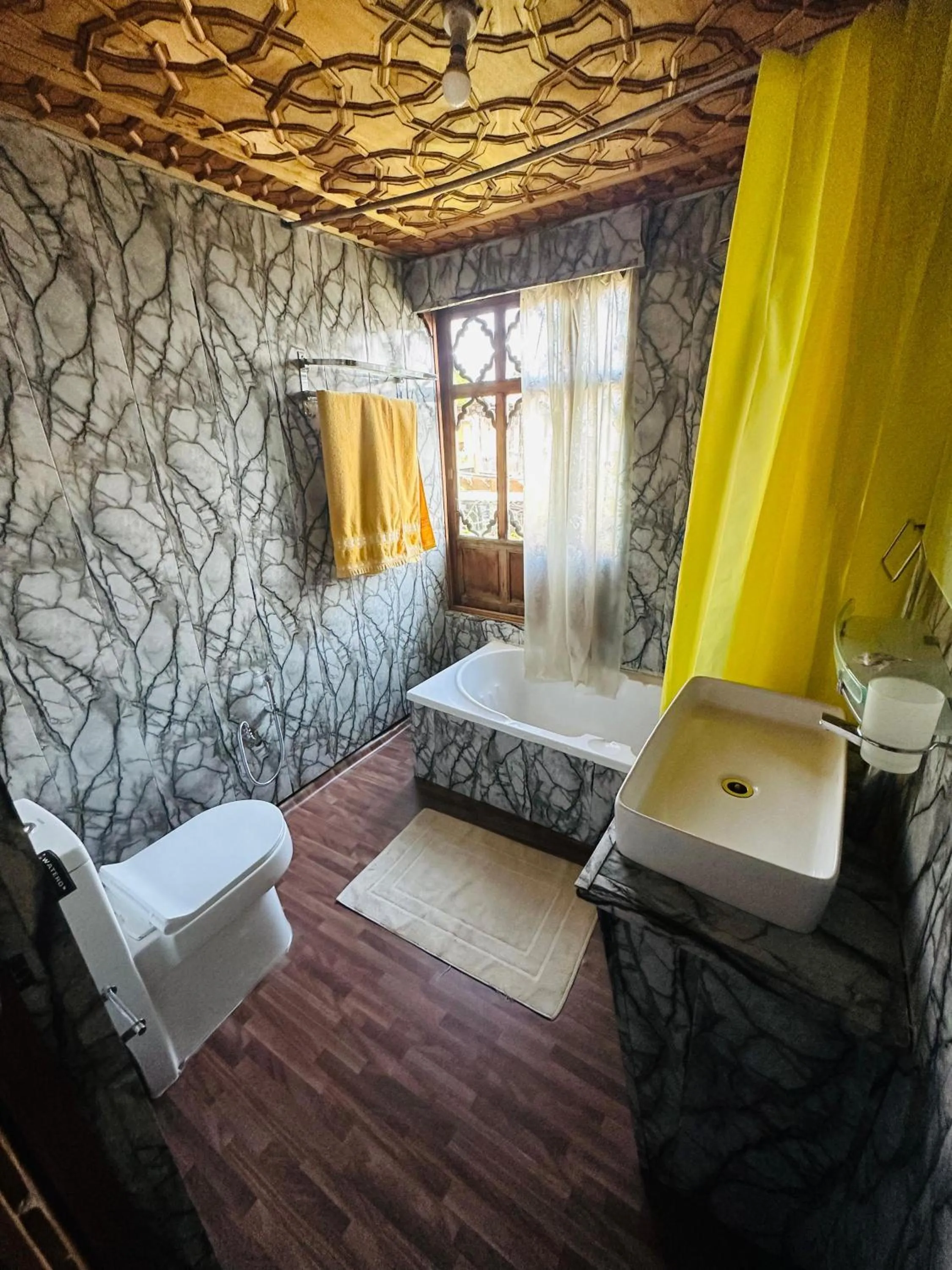 Bed in Maharaja palace houseboat