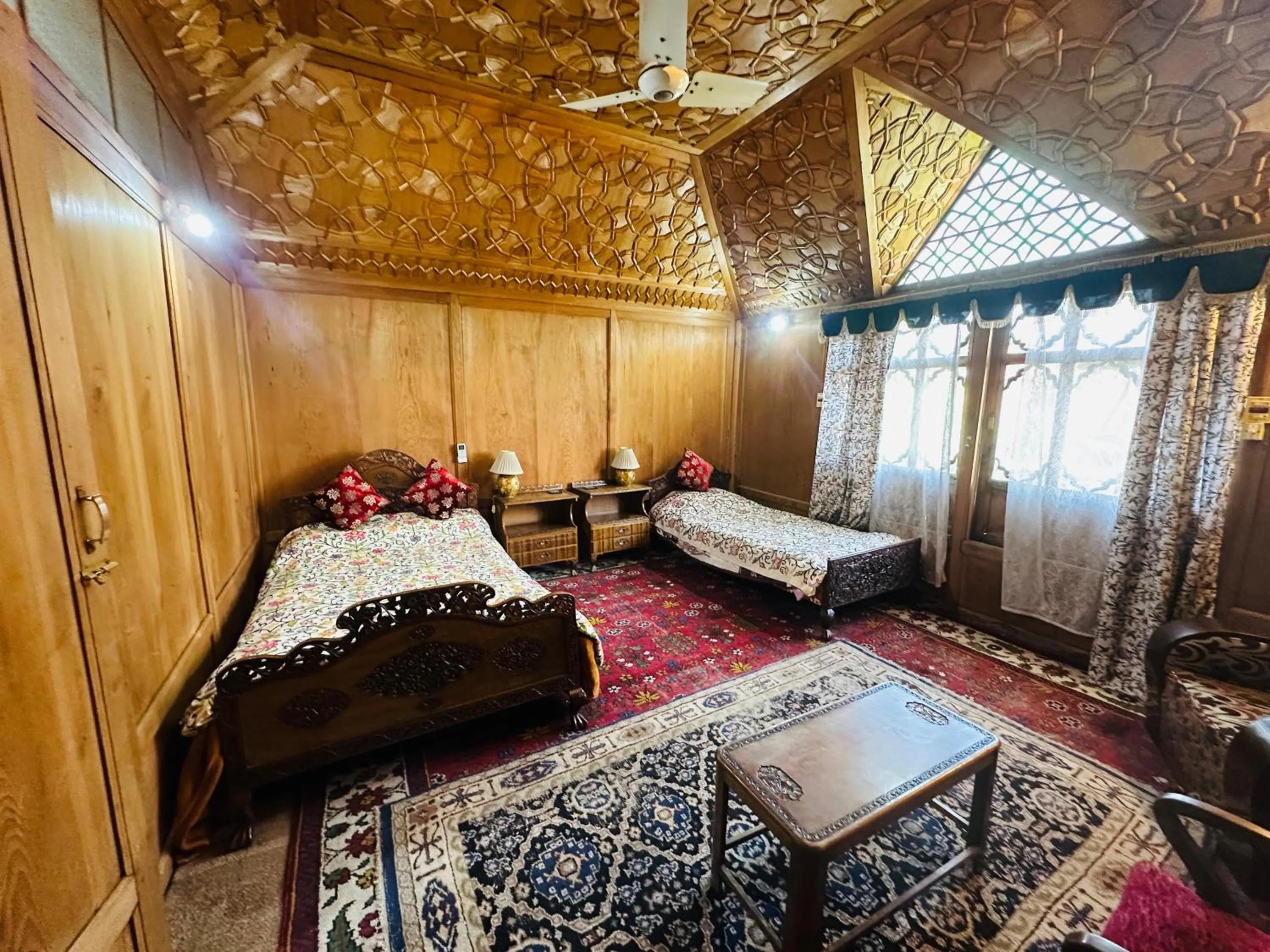 Bed in Maharaja palace houseboat