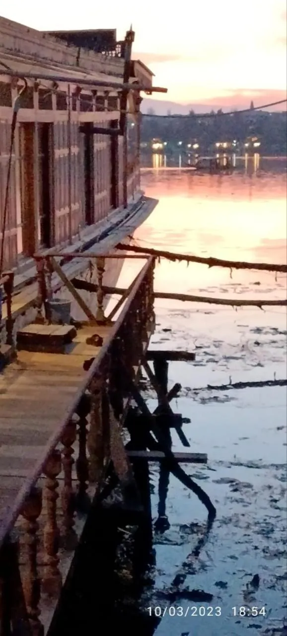 Maharaja palace houseboat