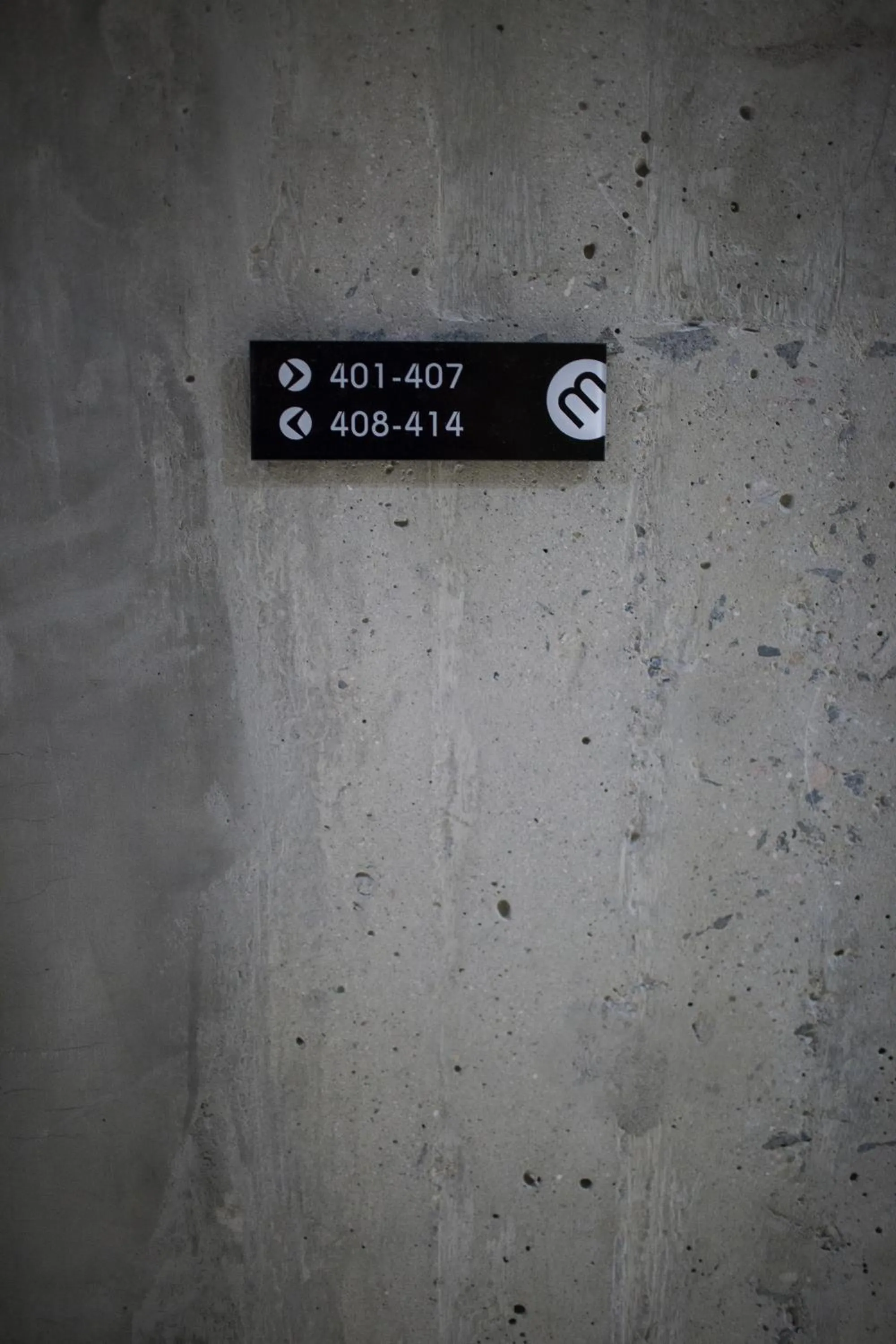 Logo/Certificate/Sign in Moment Hotels