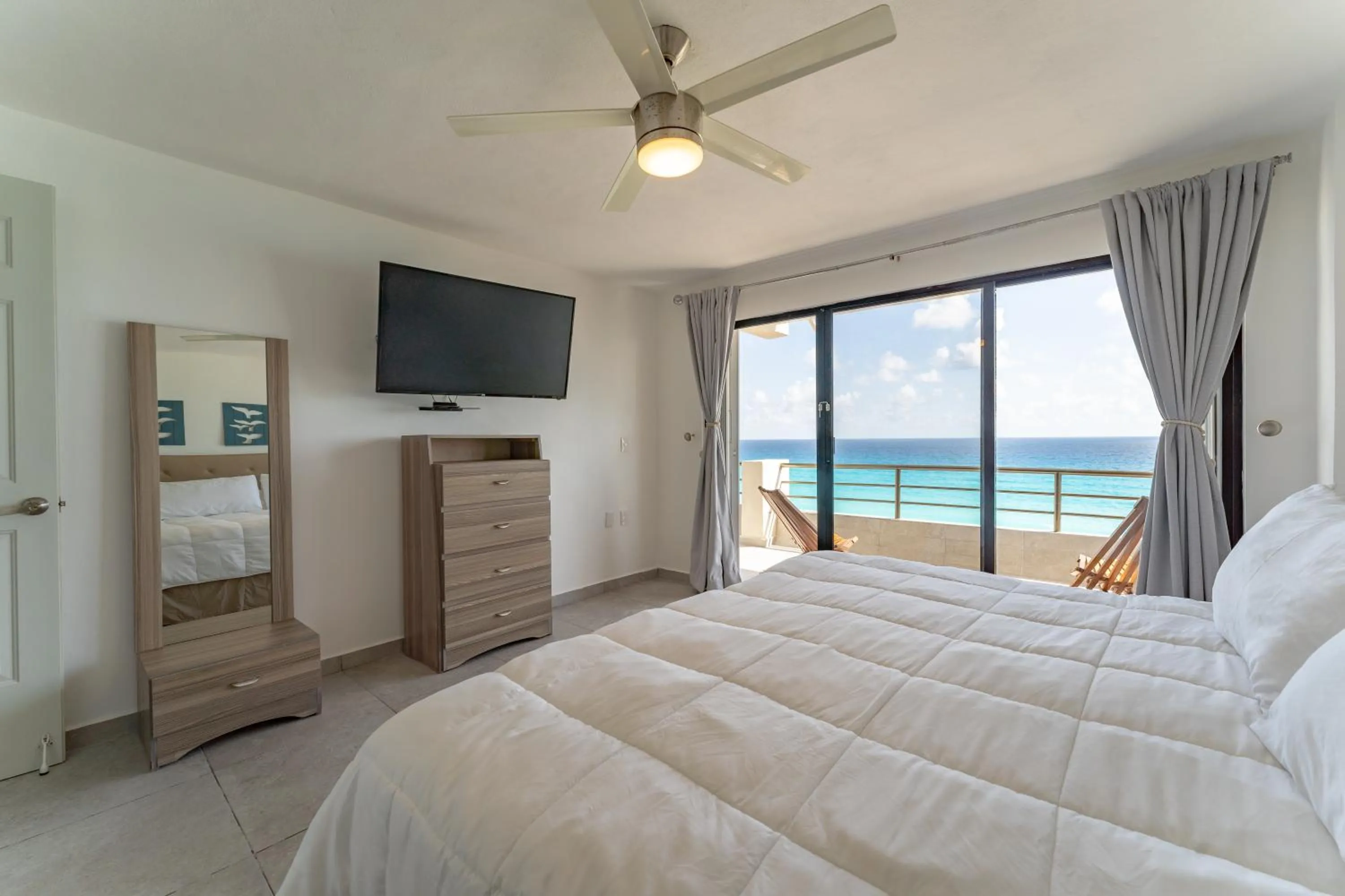 Photo of the whole room, Bed in Sparkling Ocean View in Cancun