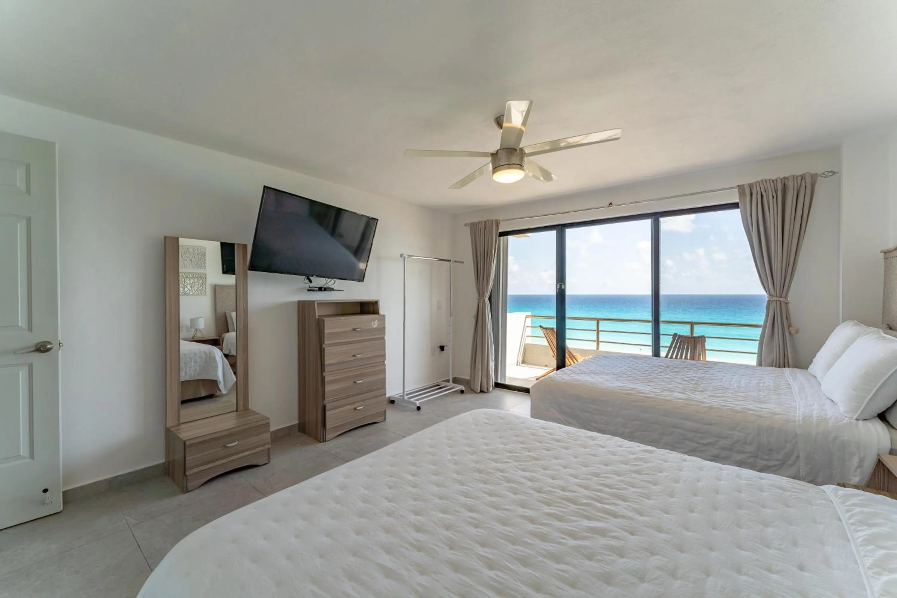 Photo of the whole room, Bed in Sparkling Ocean View in Cancun