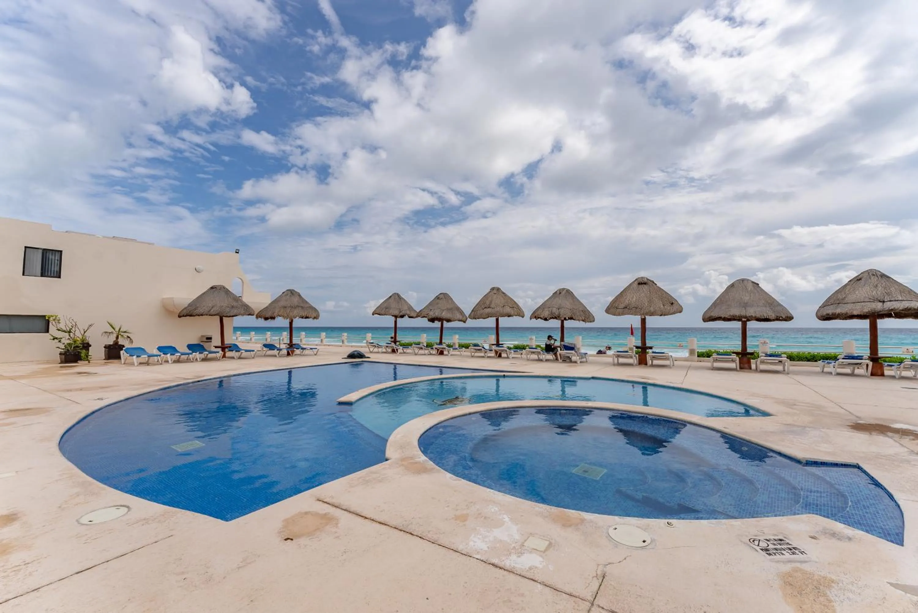 Swimming pool in Sparkling Ocean View in Cancun