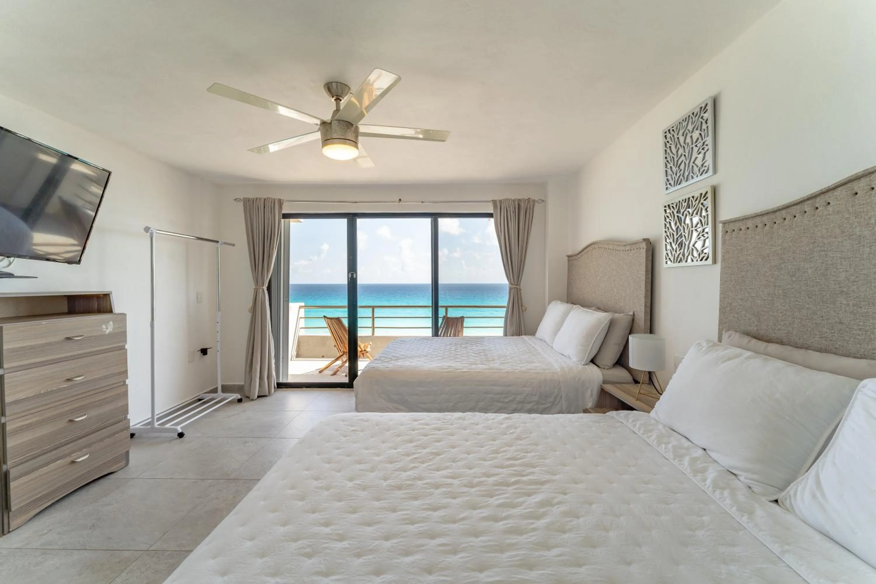 Photo of the whole room, Bed in Sparkling Ocean View in Cancun