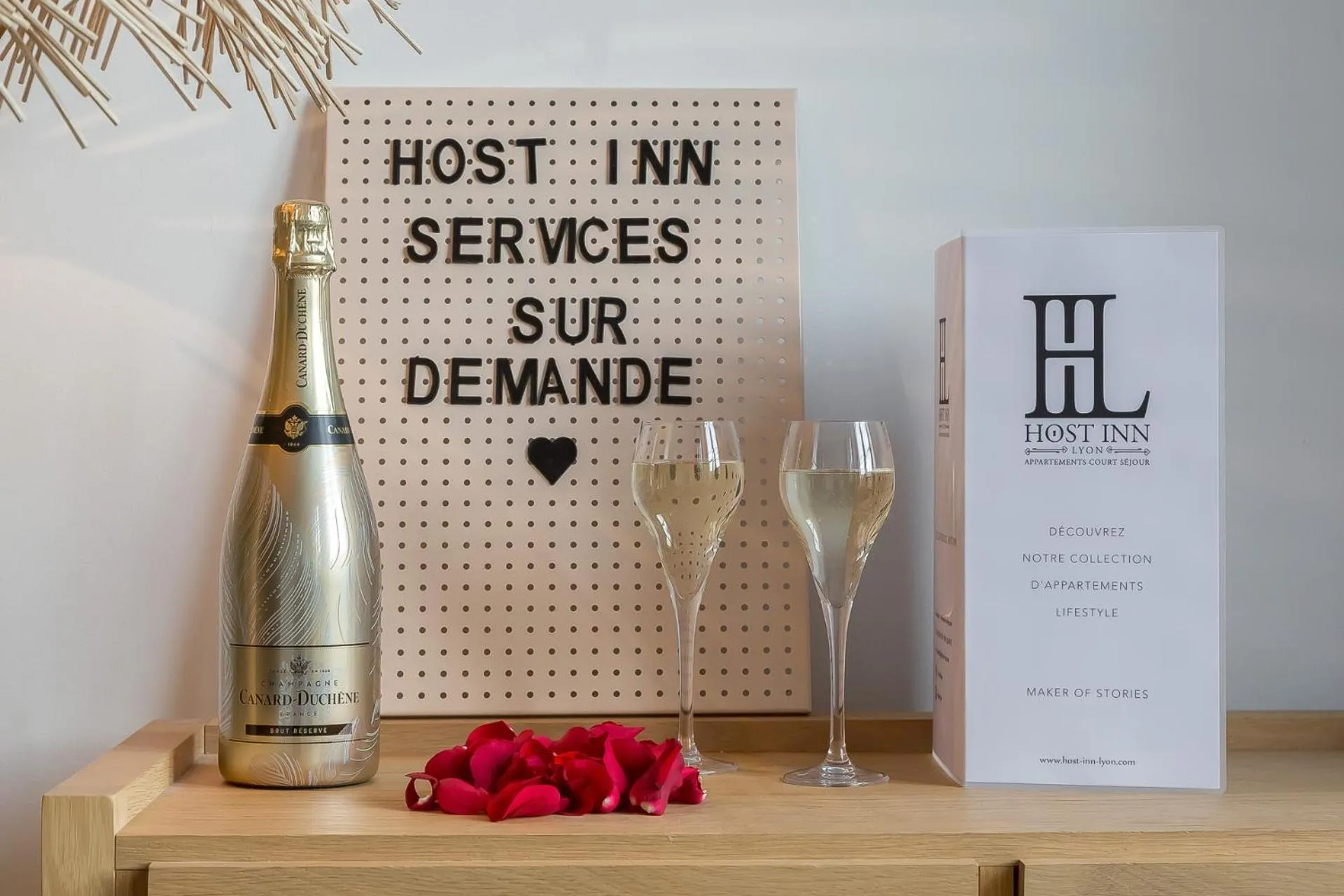 Food and drinks in Host Inn Nifty Sūite