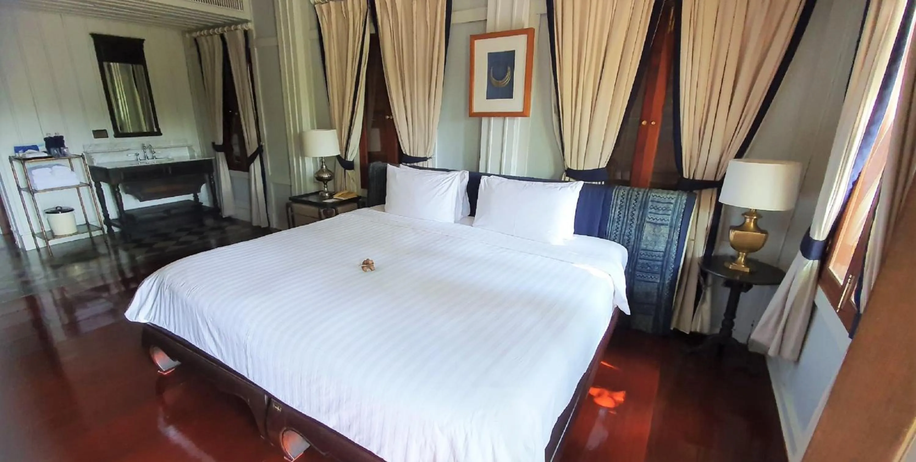 Bed in Burasari Heritage Luang Prabang