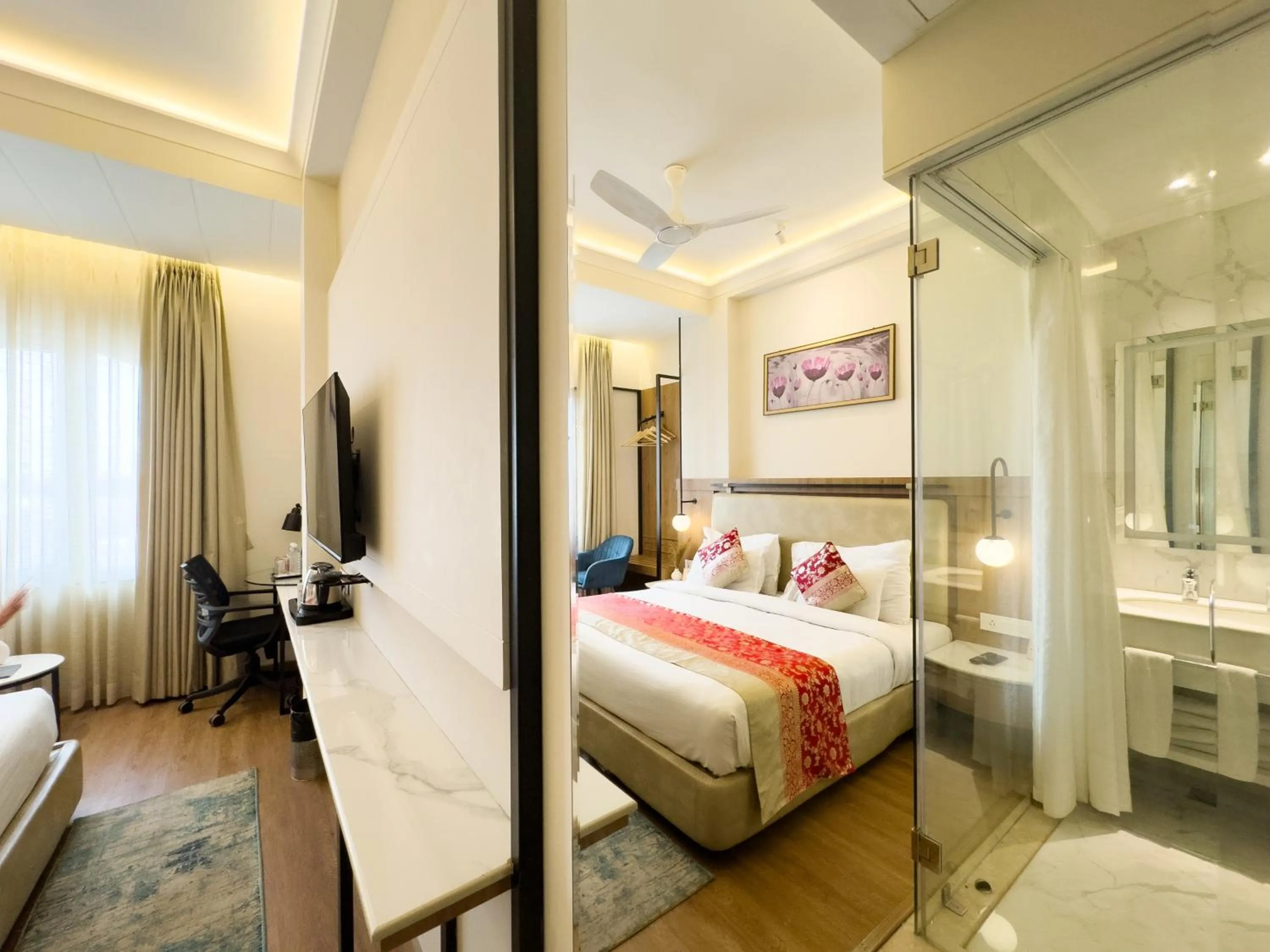 Photo of the whole room, Bed in New Hotel Broadway