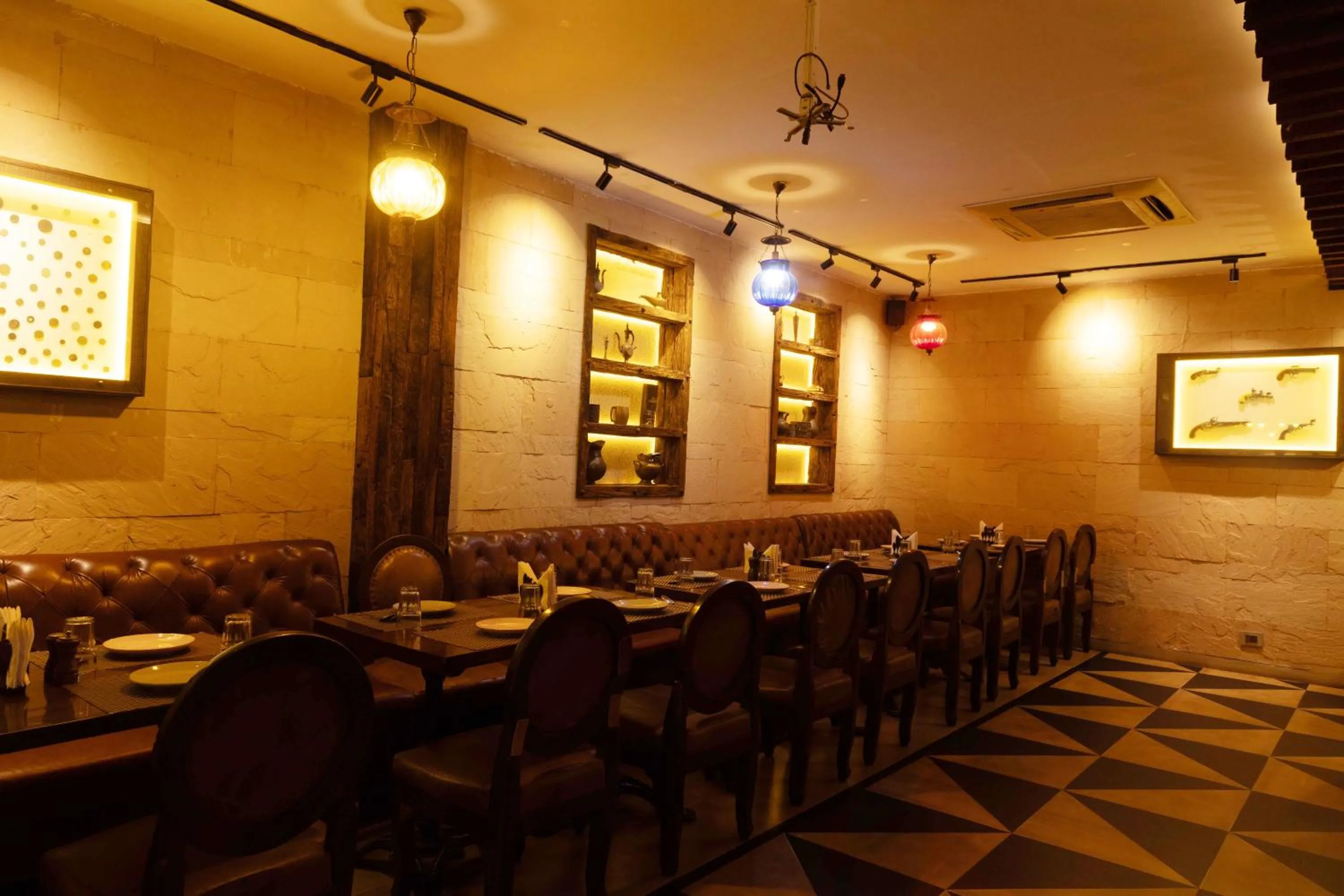 Restaurant/places to eat in New Hotel Broadway