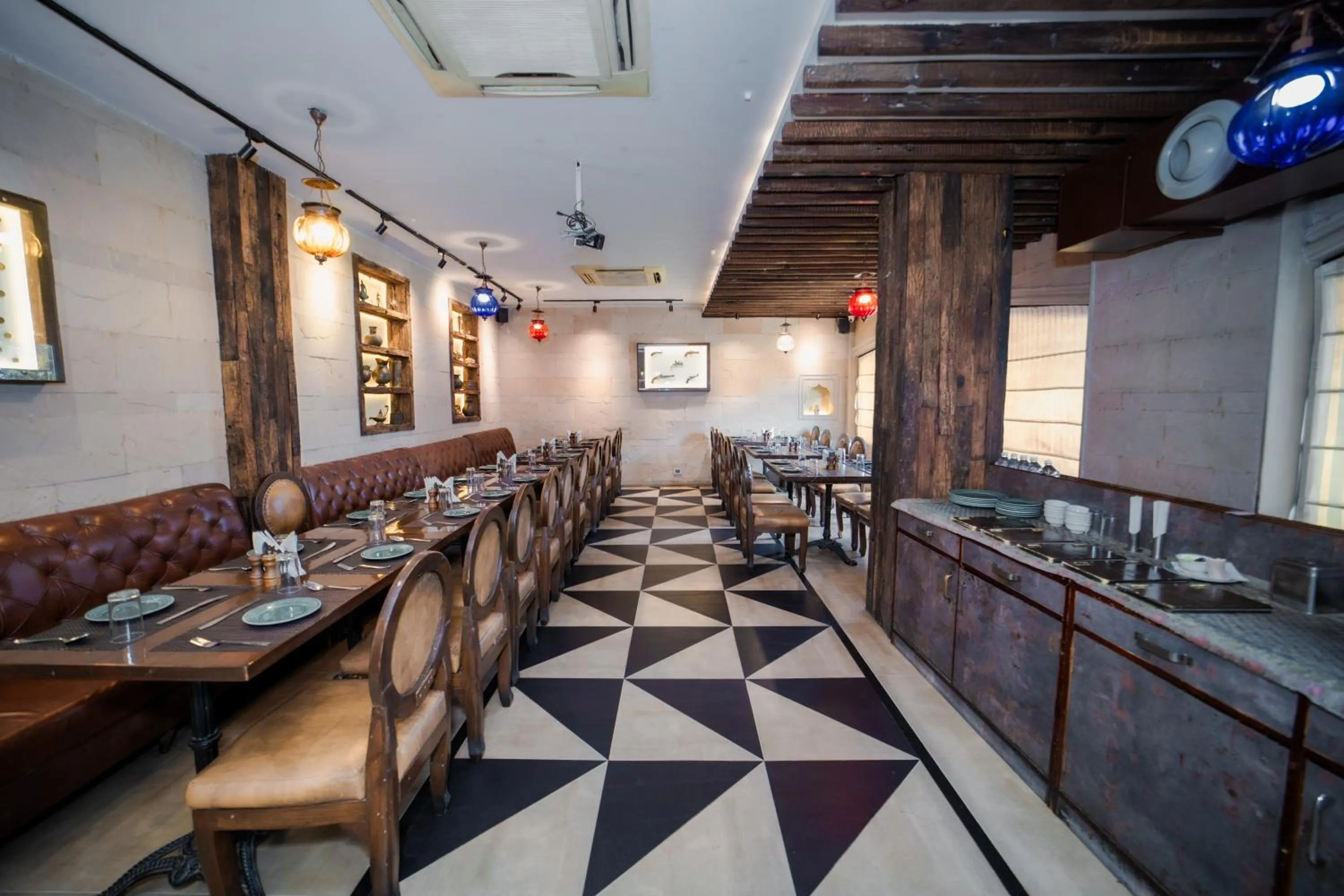 Restaurant/places to eat in New Hotel Broadway