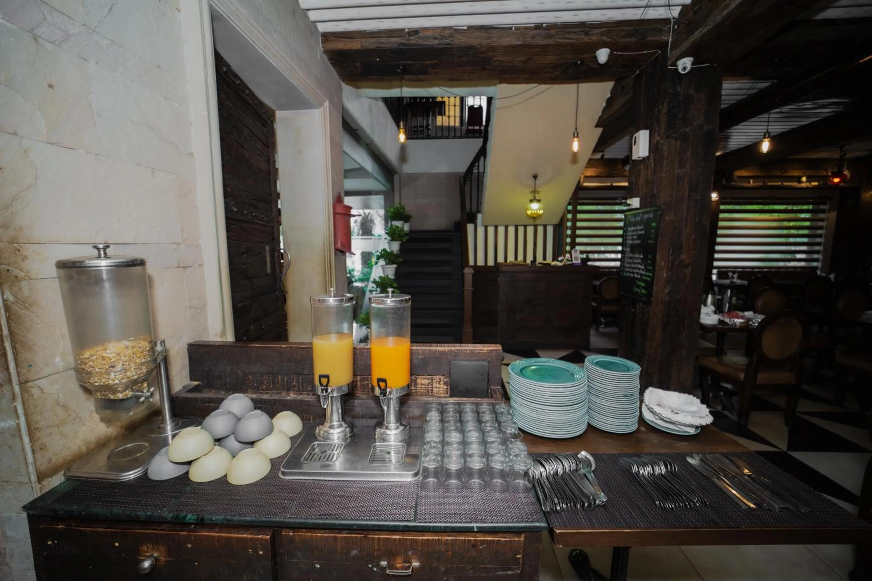 Restaurant/places to eat in New Hotel Broadway