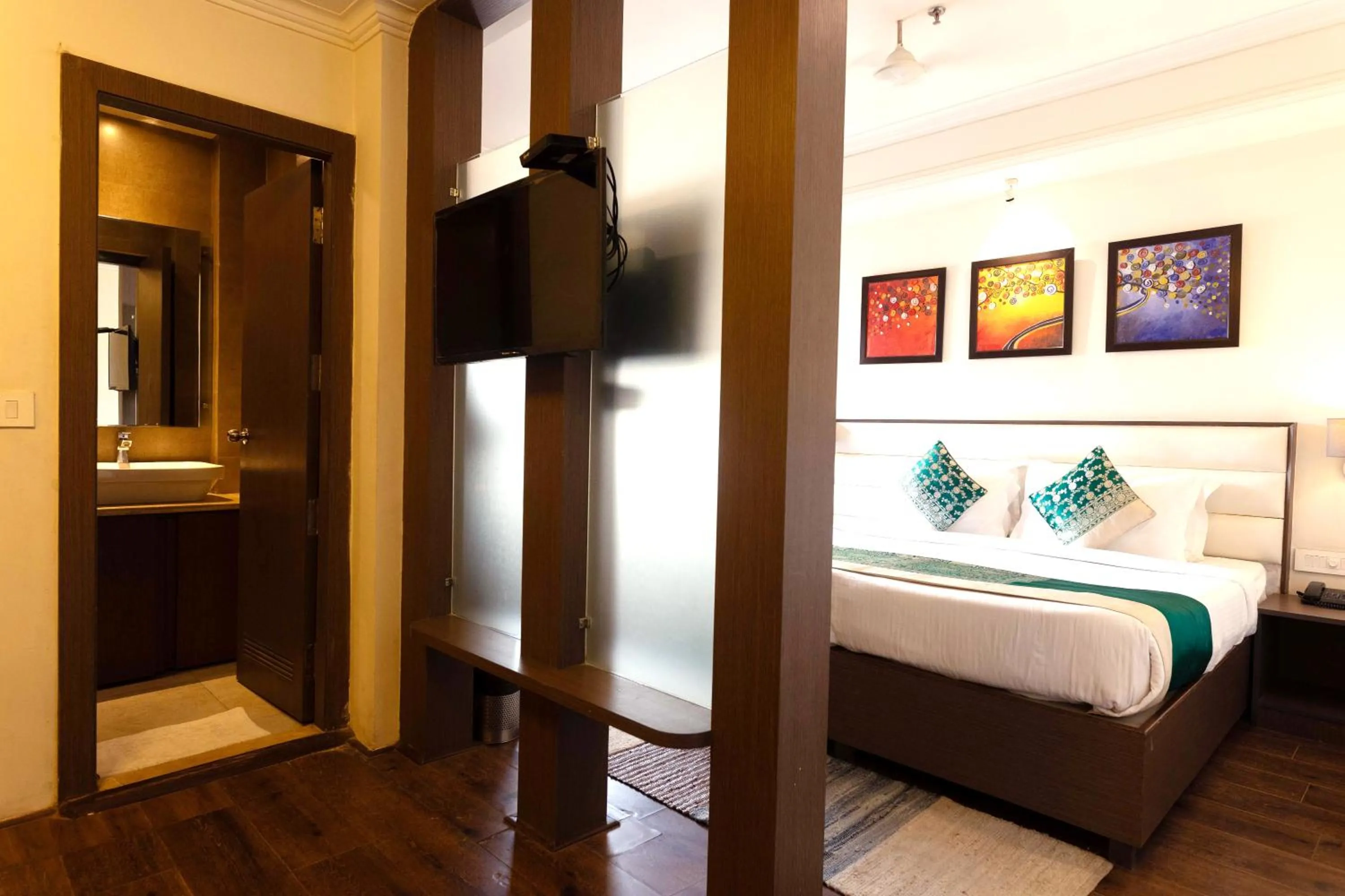 Photo of the whole room, Bed in New Hotel Broadway