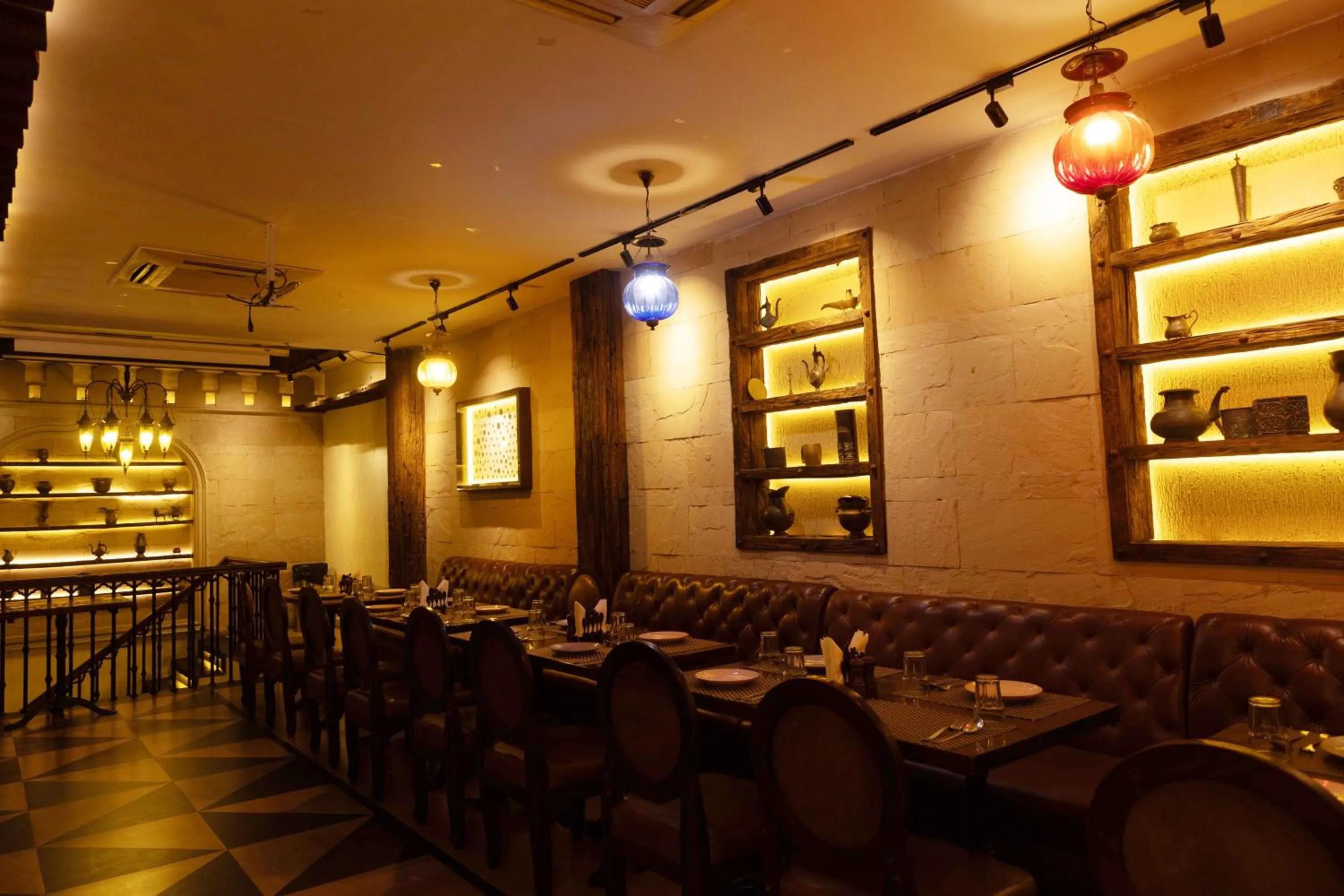 Restaurant/places to eat in New Hotel Broadway