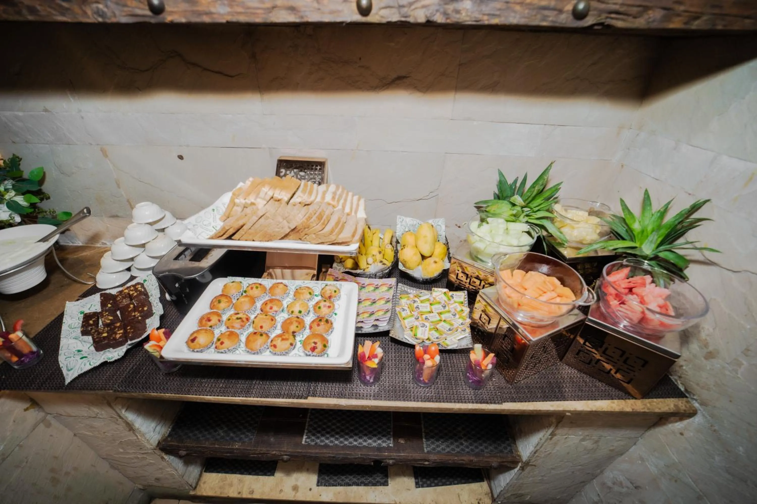 Restaurant/places to eat in New Hotel Broadway