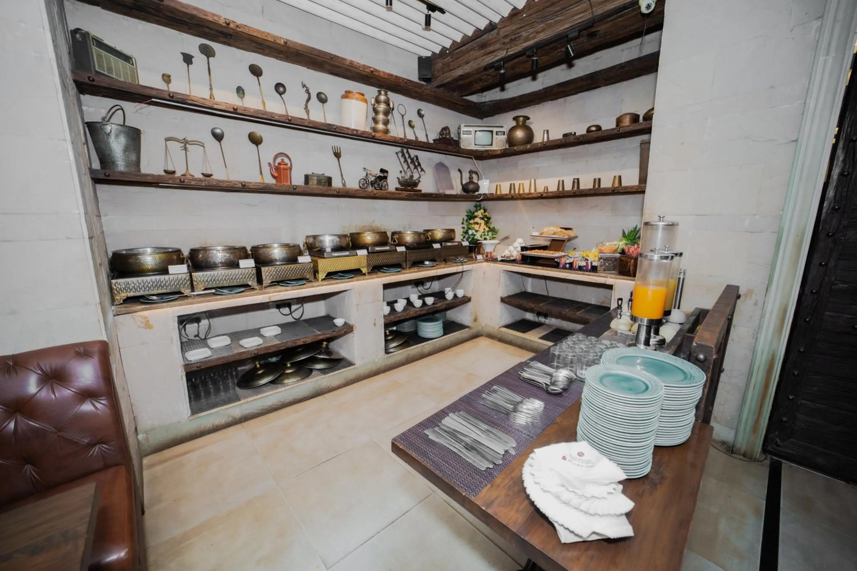 Restaurant/places to eat in New Hotel Broadway