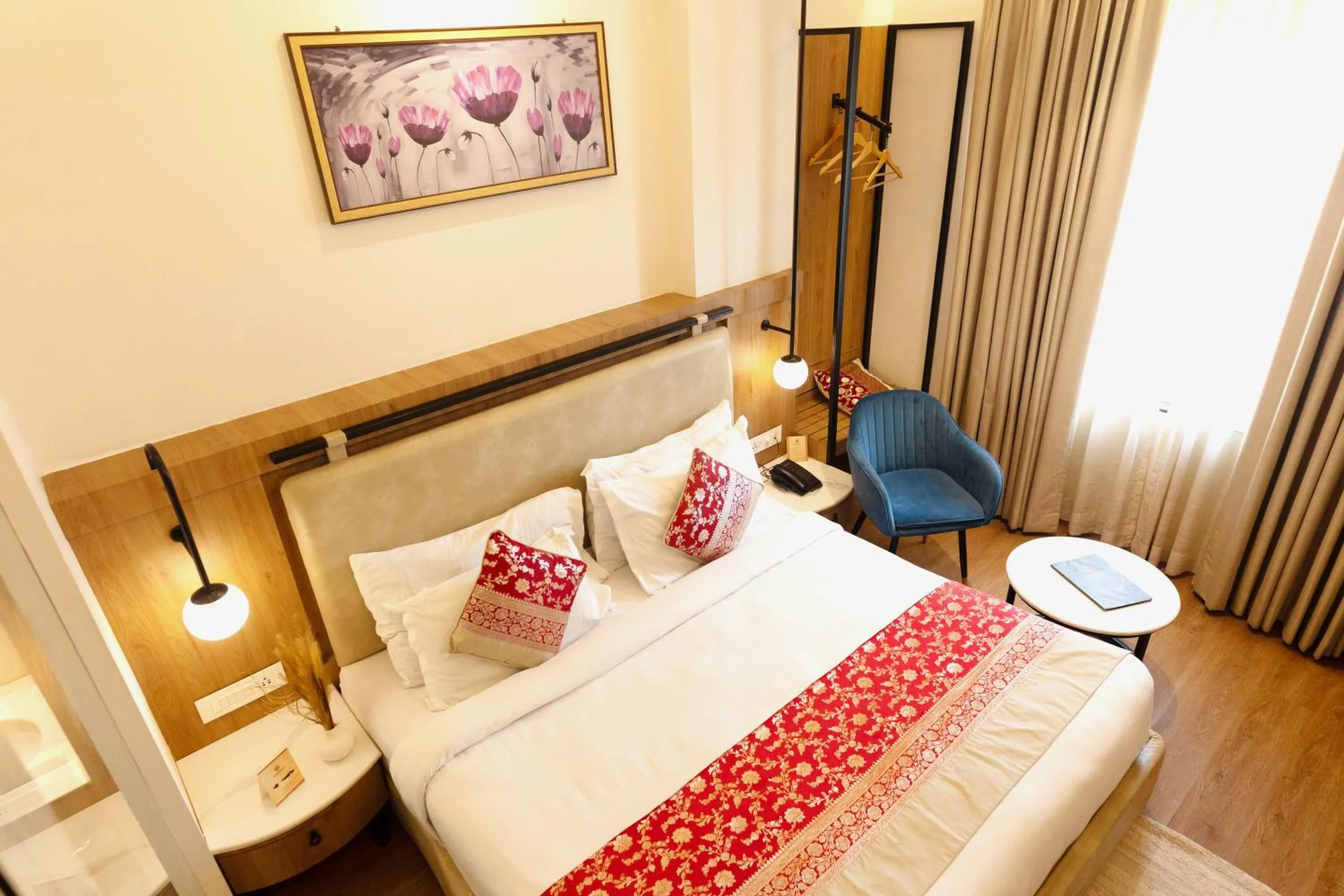 Photo of the whole room, Bed in New Hotel Broadway