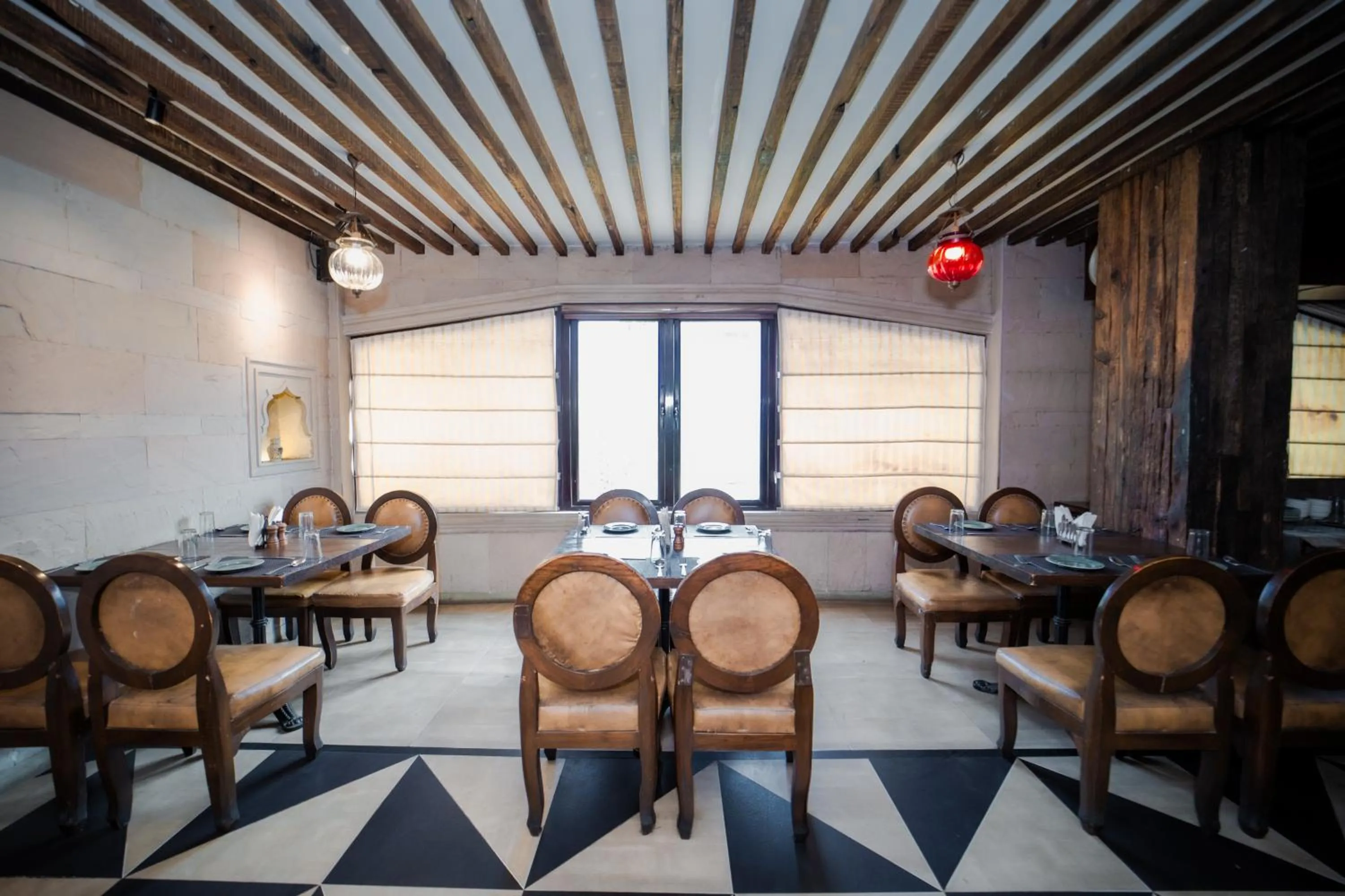 Restaurant/places to eat in New Hotel Broadway