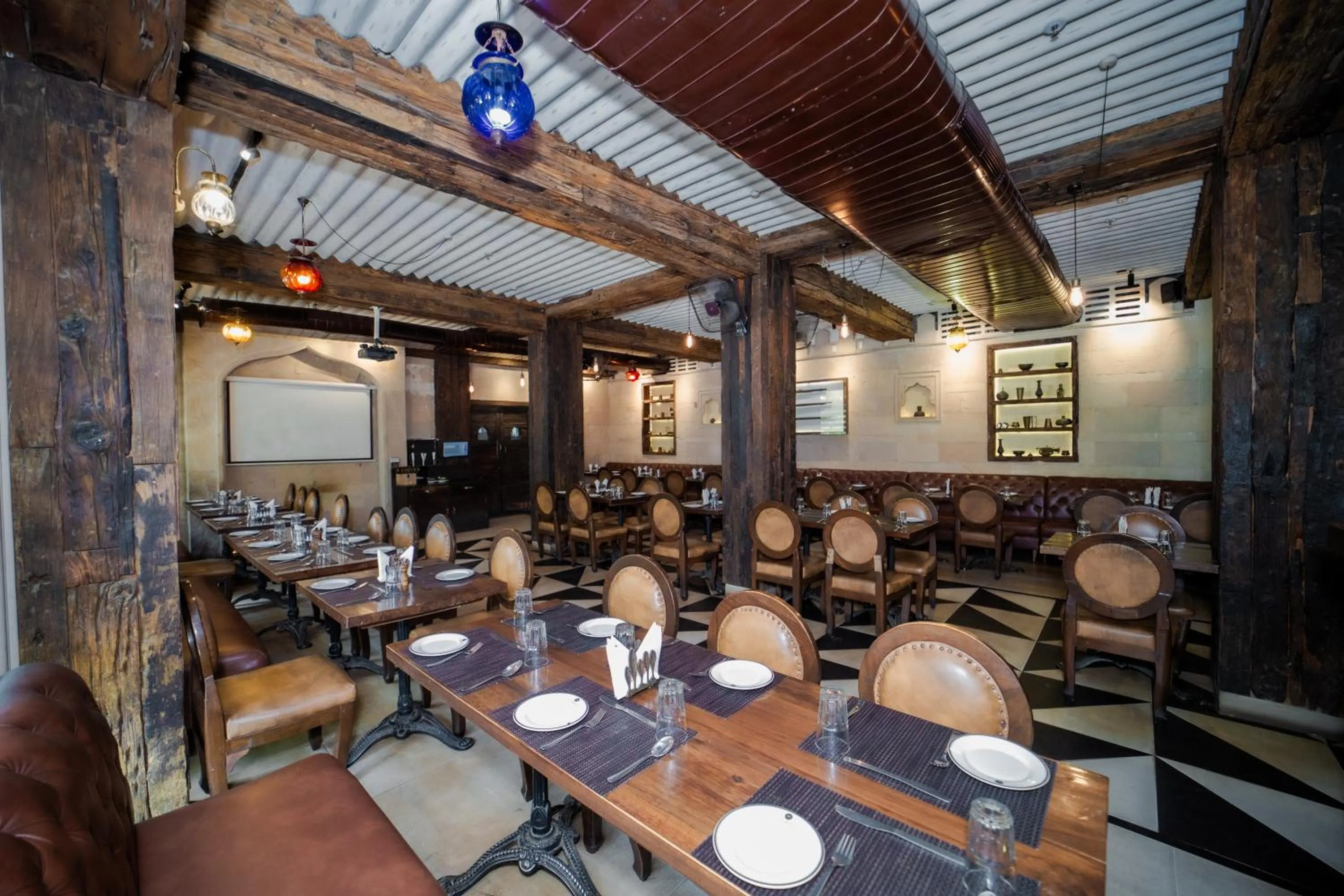 Restaurant/places to eat in New Hotel Broadway