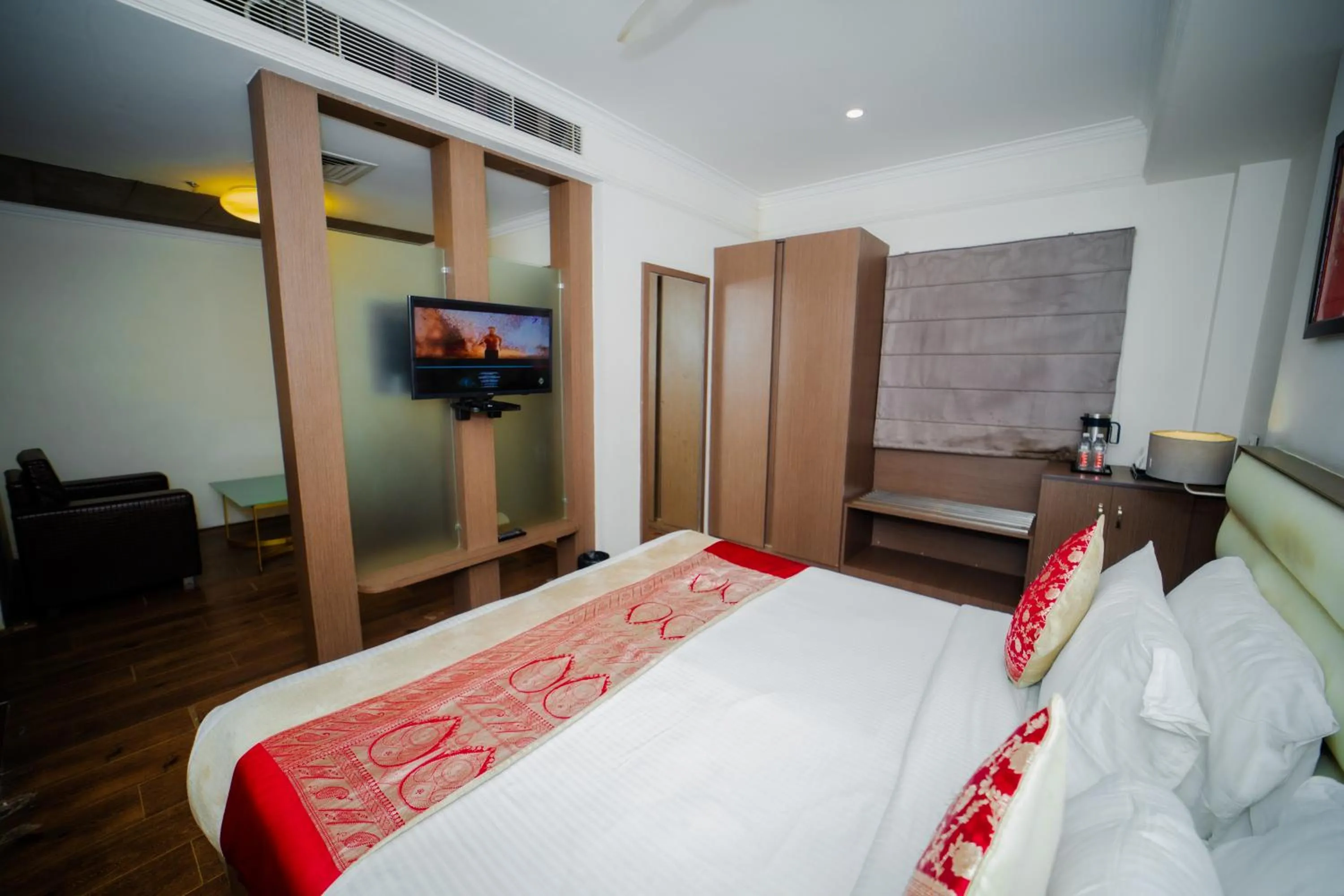 Communal lounge/ TV room, Bed in New Hotel Broadway