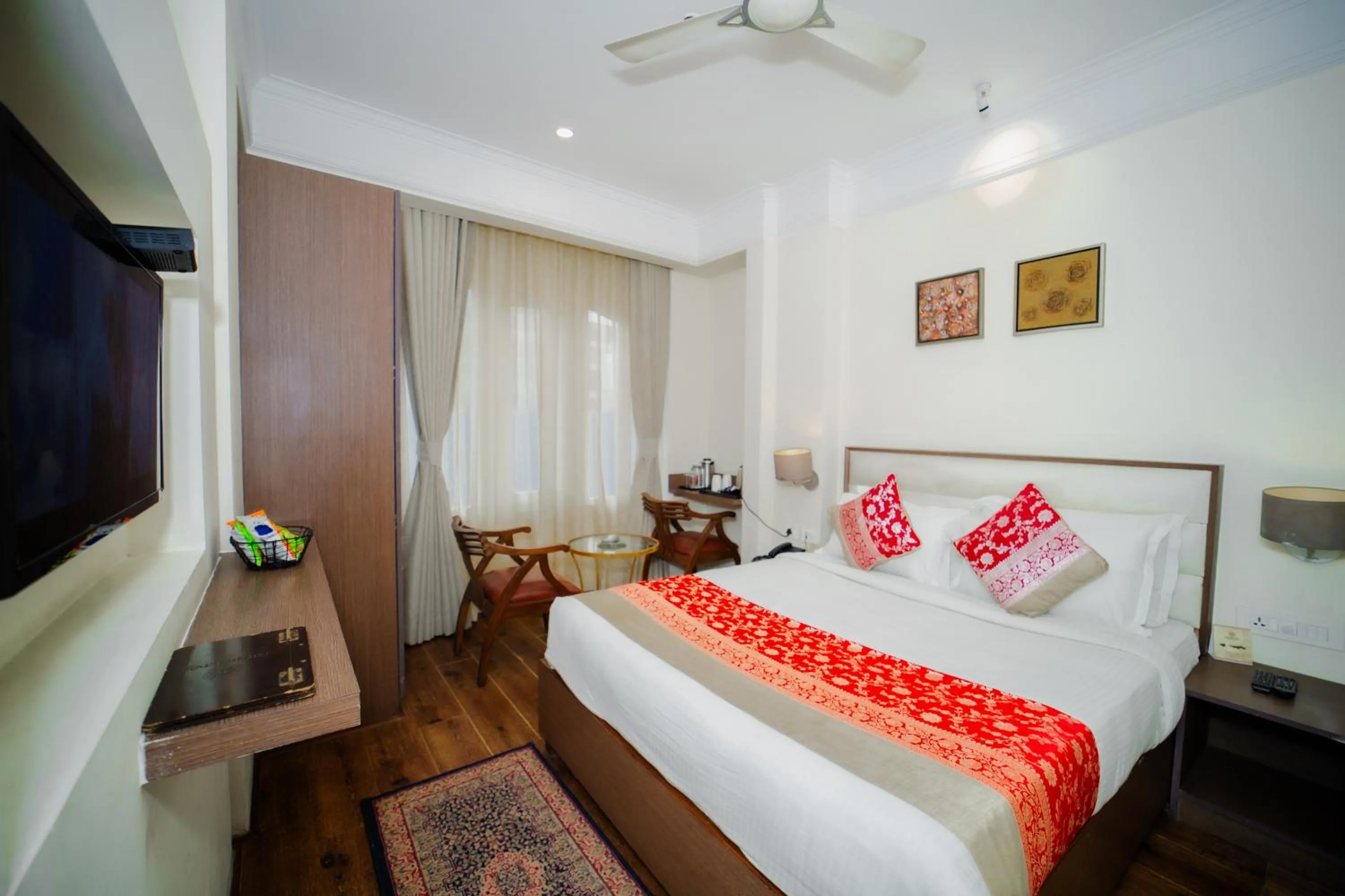 Photo of the whole room, Bed in New Hotel Broadway