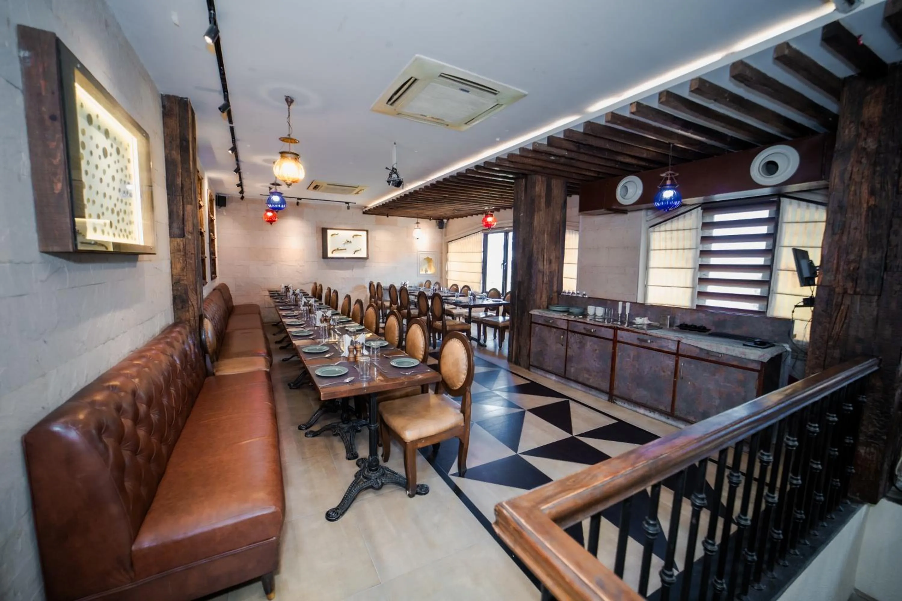 Restaurant/places to eat in New Hotel Broadway