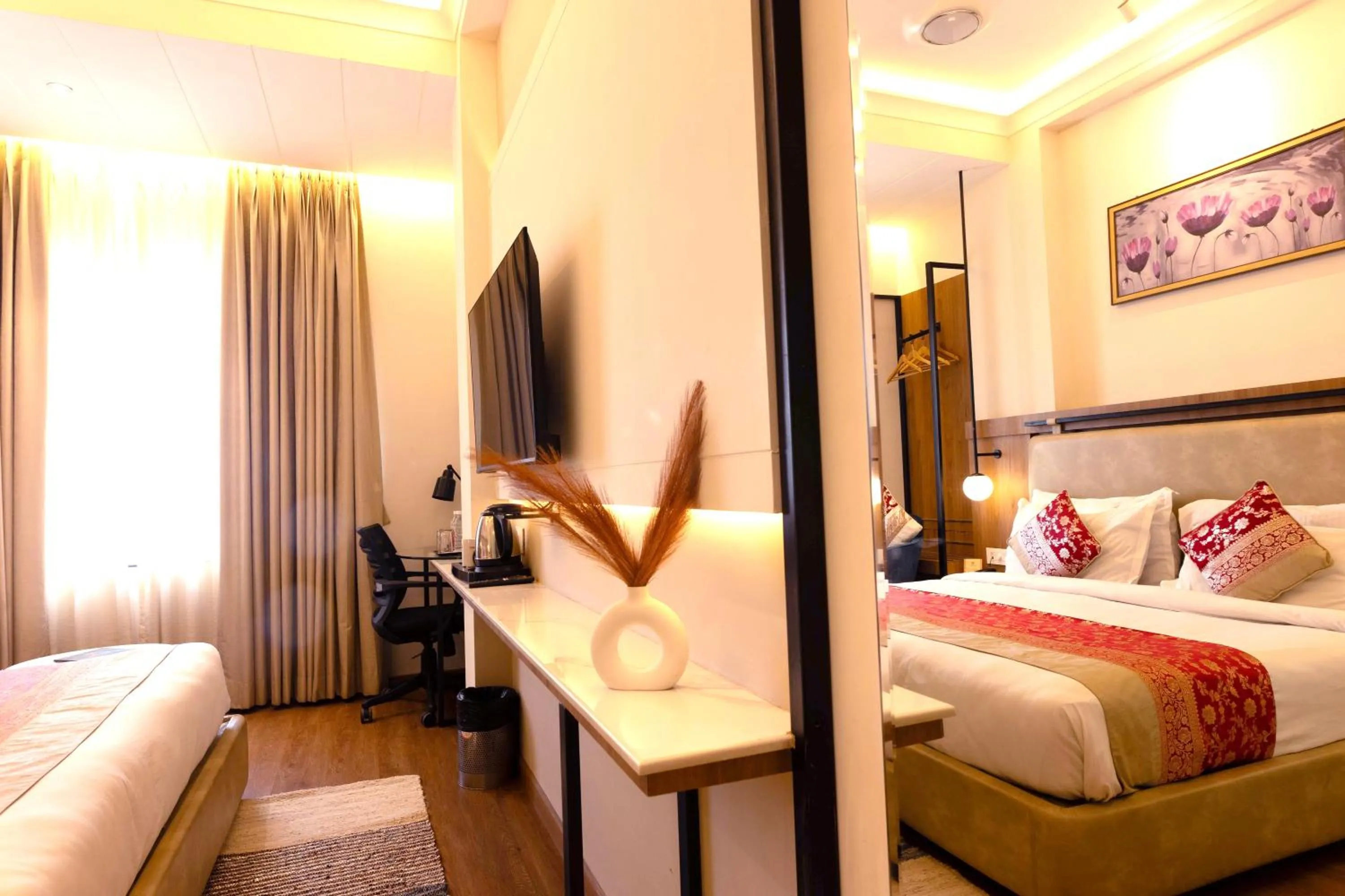 Photo of the whole room, Bed in New Hotel Broadway