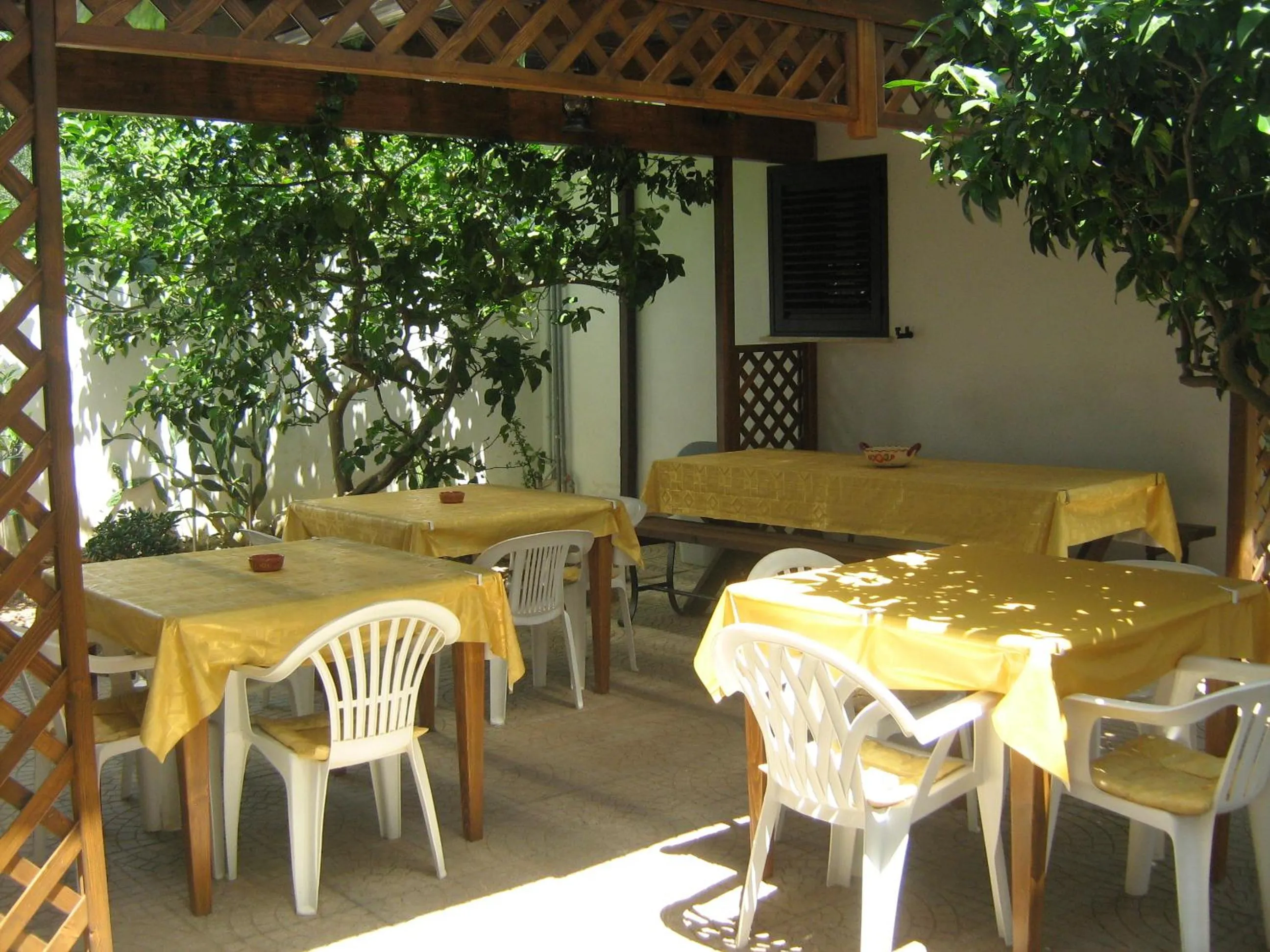 Restaurant/places to eat in Bed&Breakfast L'Oasi