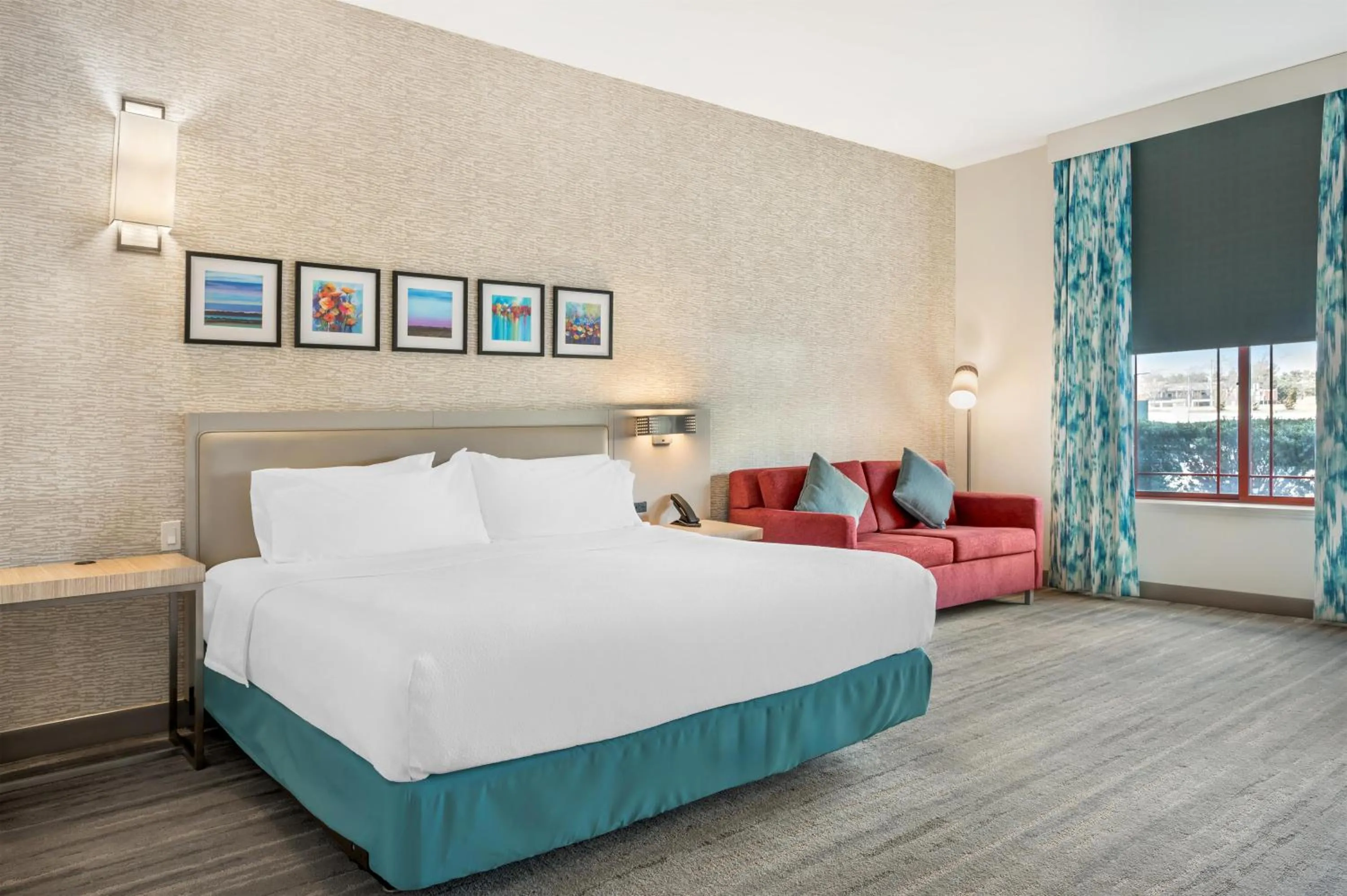 Living room, Bed in Hilton Garden Inn Wisconsin Dells