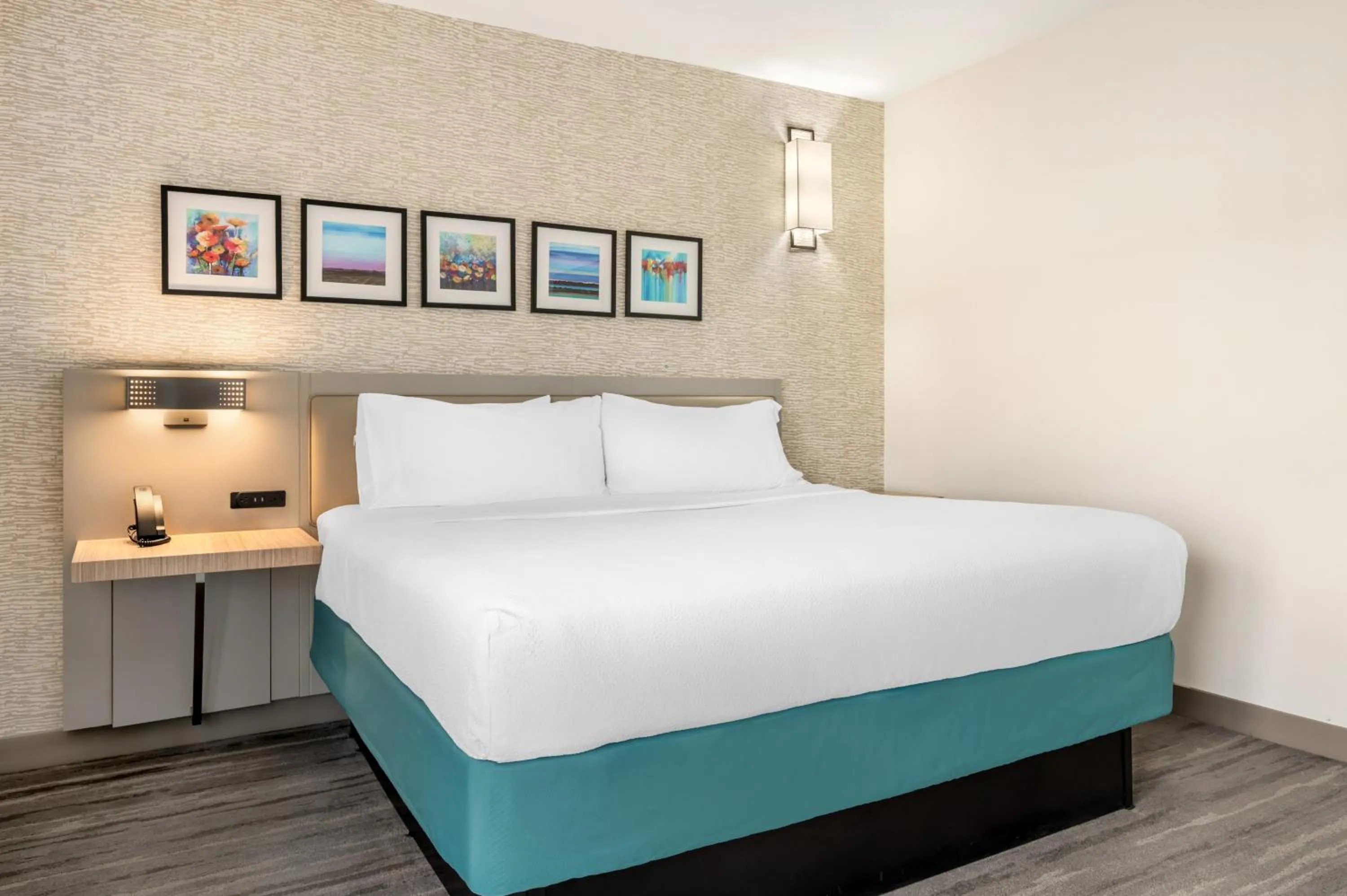 Bedroom, Bed in Hilton Garden Inn Wisconsin Dells