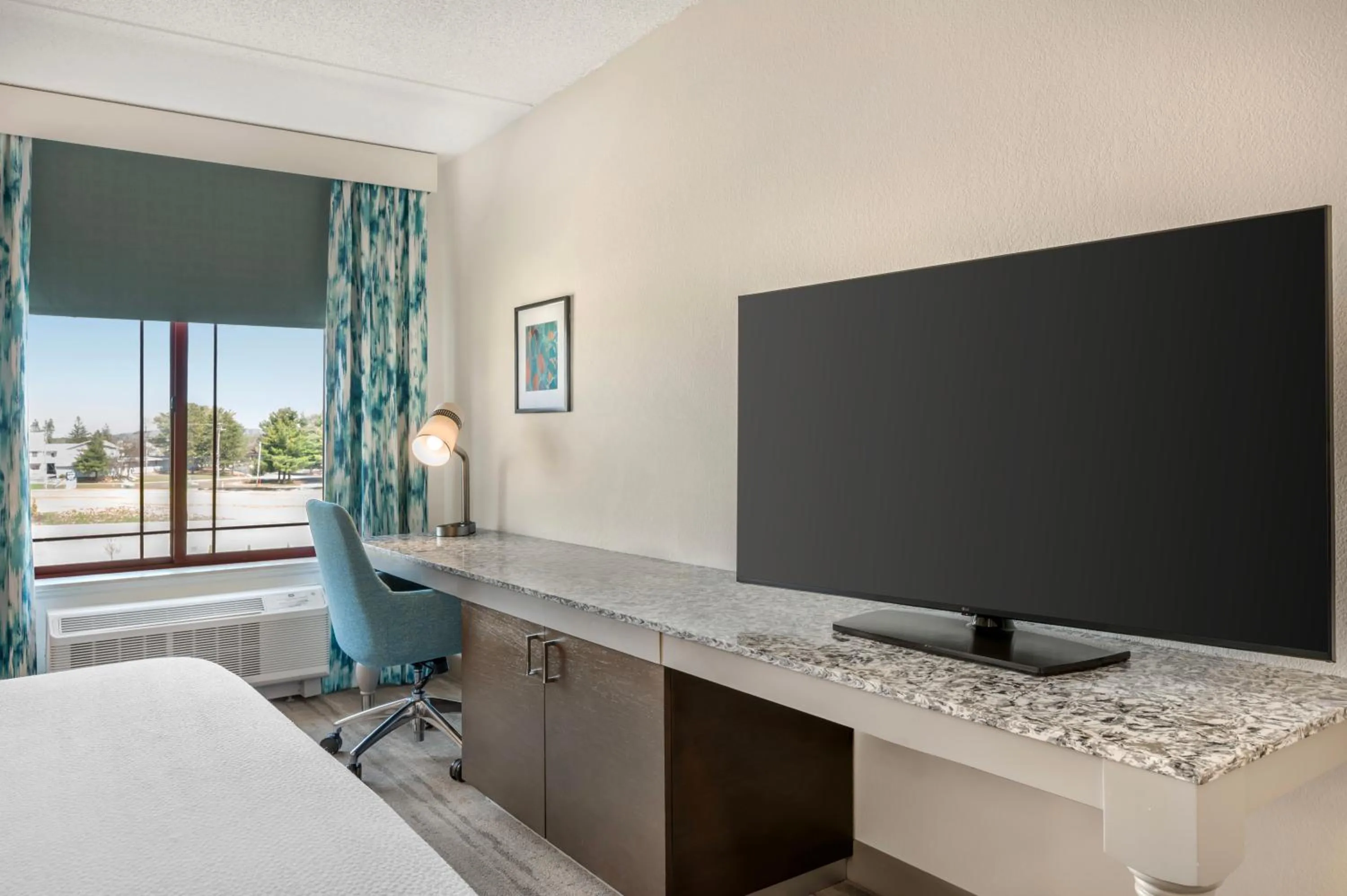 Bedroom, Bed in Hilton Garden Inn Wisconsin Dells