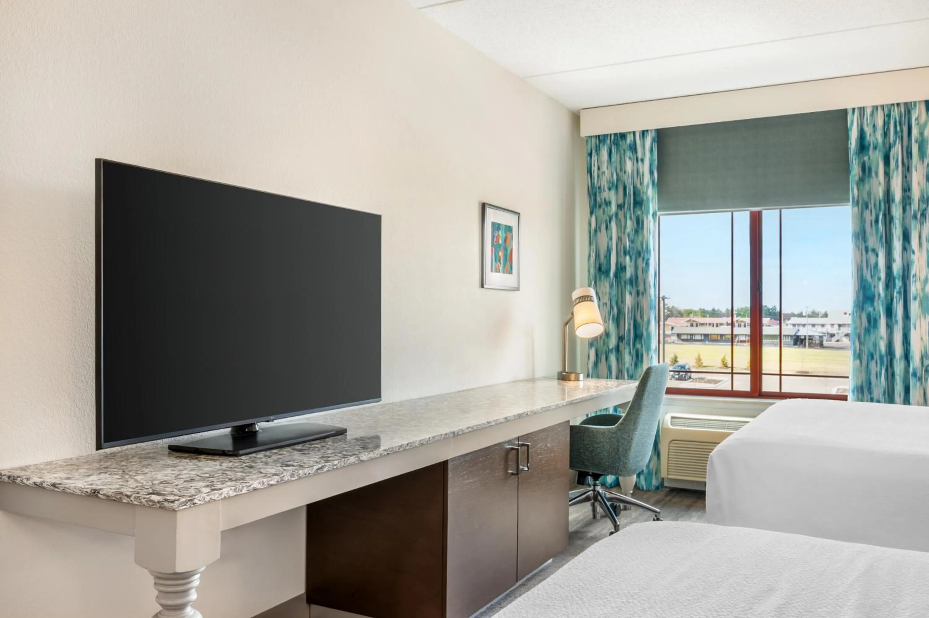 Bedroom, Bed in Hilton Garden Inn Wisconsin Dells