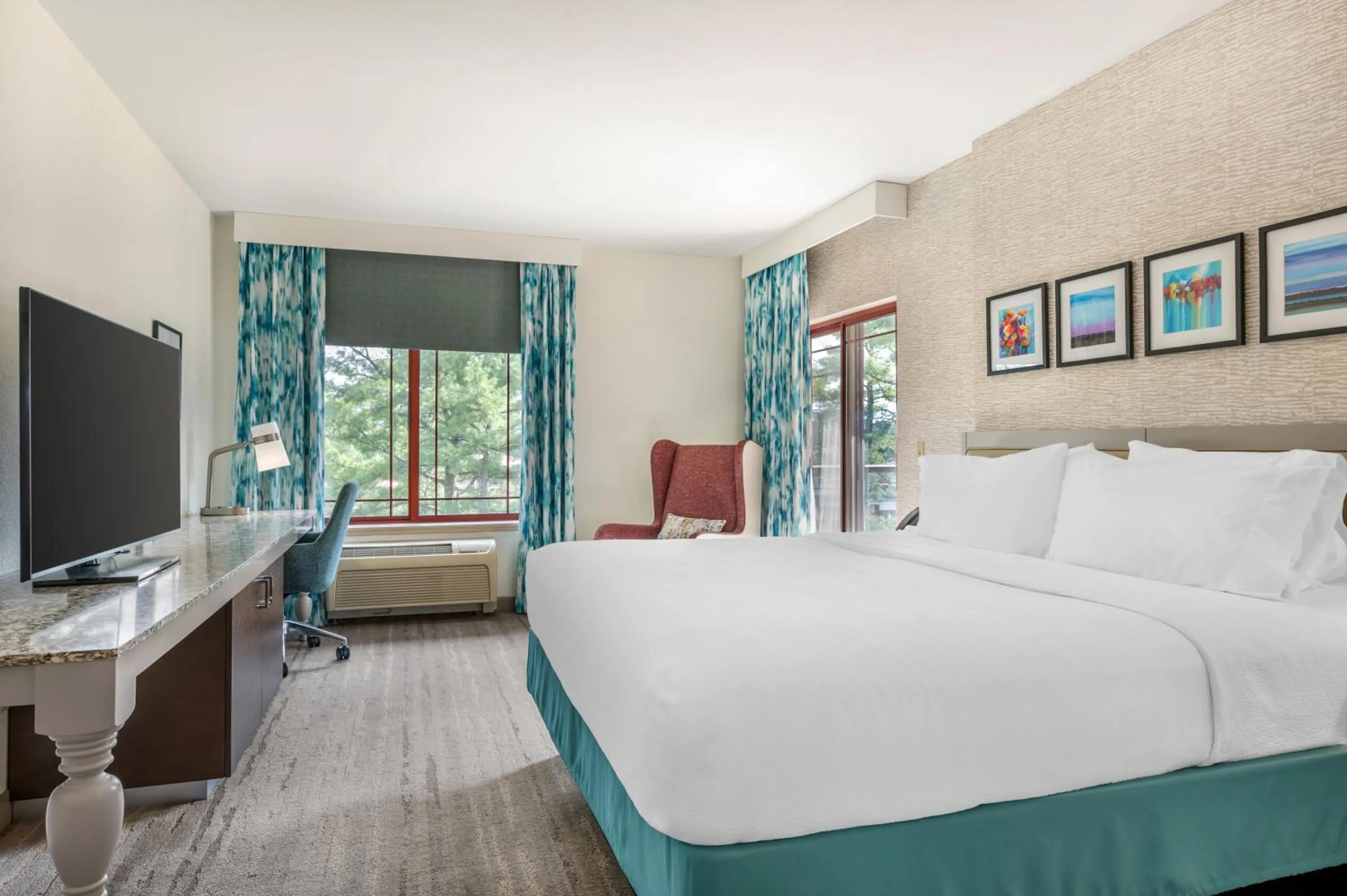 Balcony/Terrace, Bed in Hilton Garden Inn Wisconsin Dells