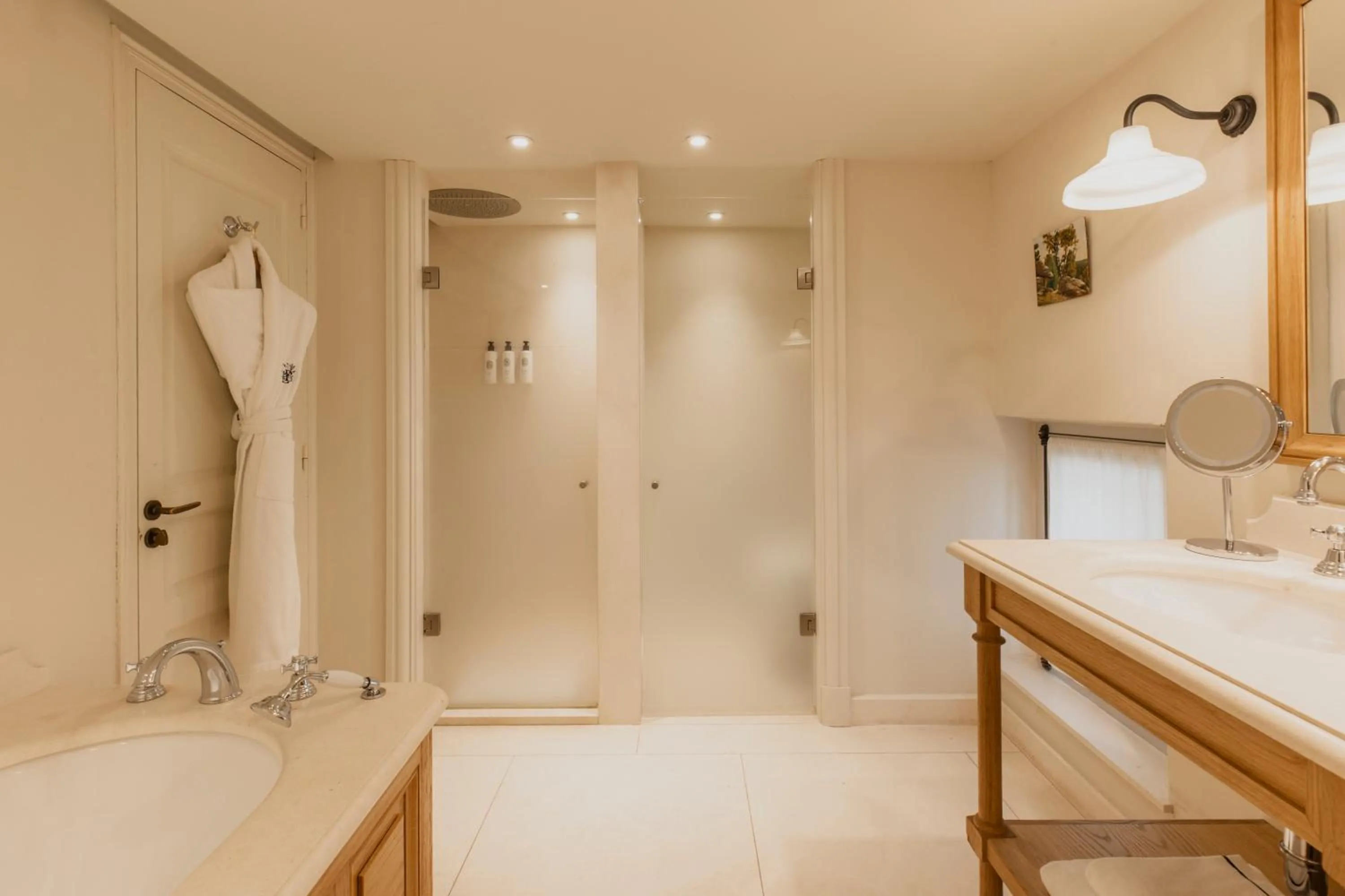 Bathroom, Bed in Hotel Crillon le Brave