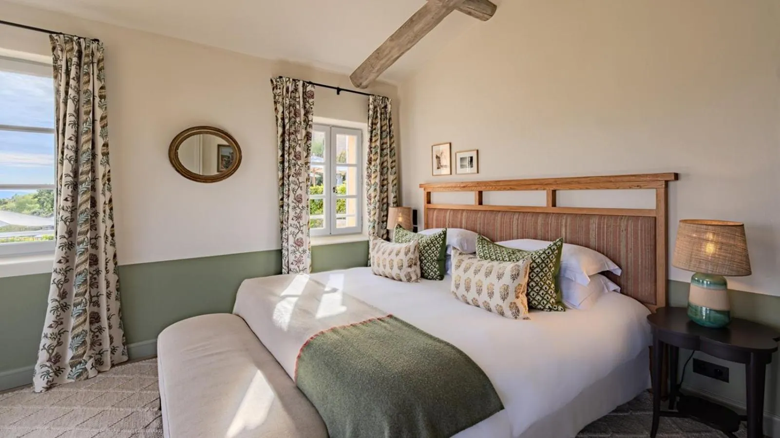 Bed in Hotel Crillon le Brave