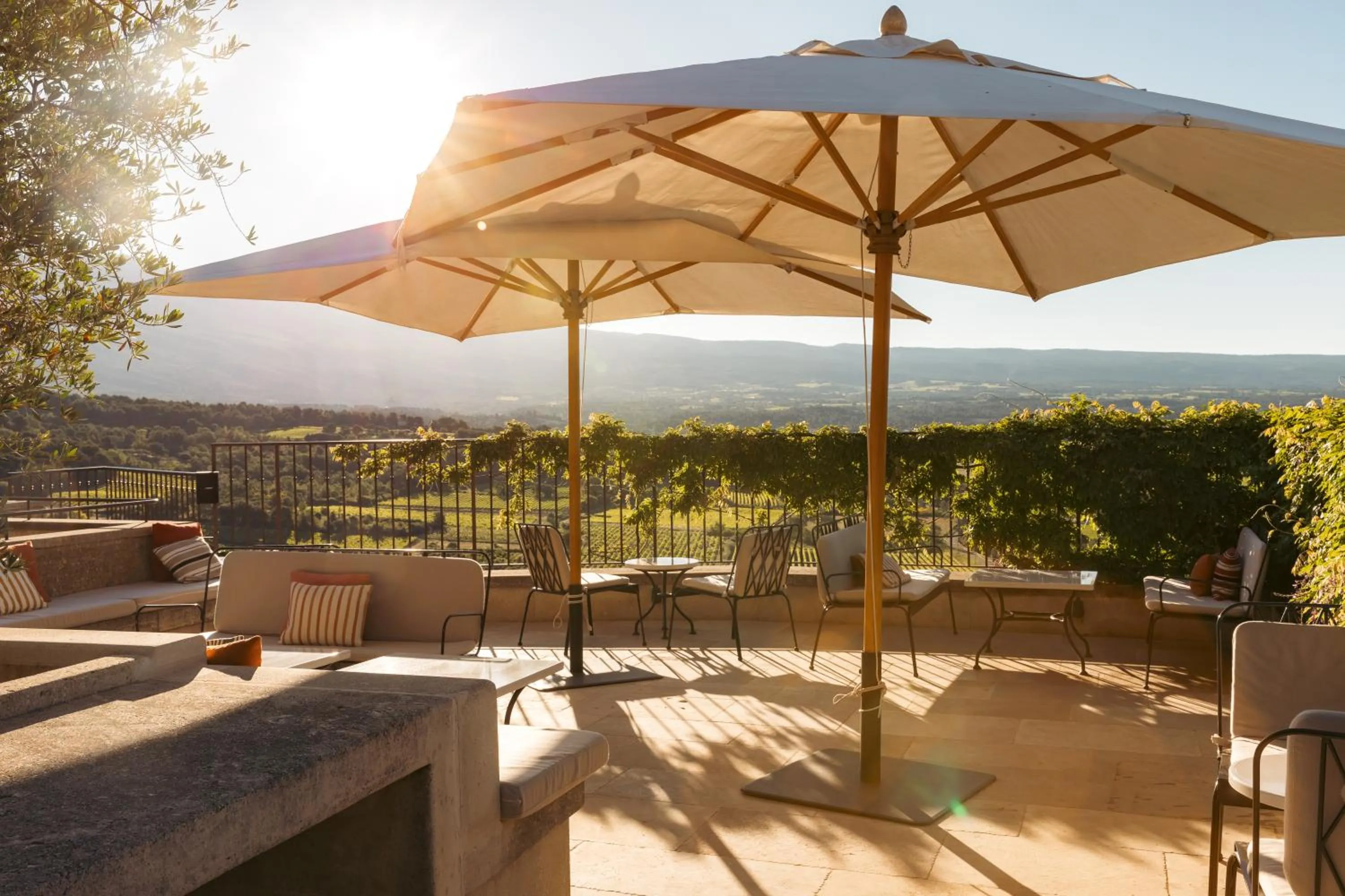 Patio in Hotel Crillon le Brave