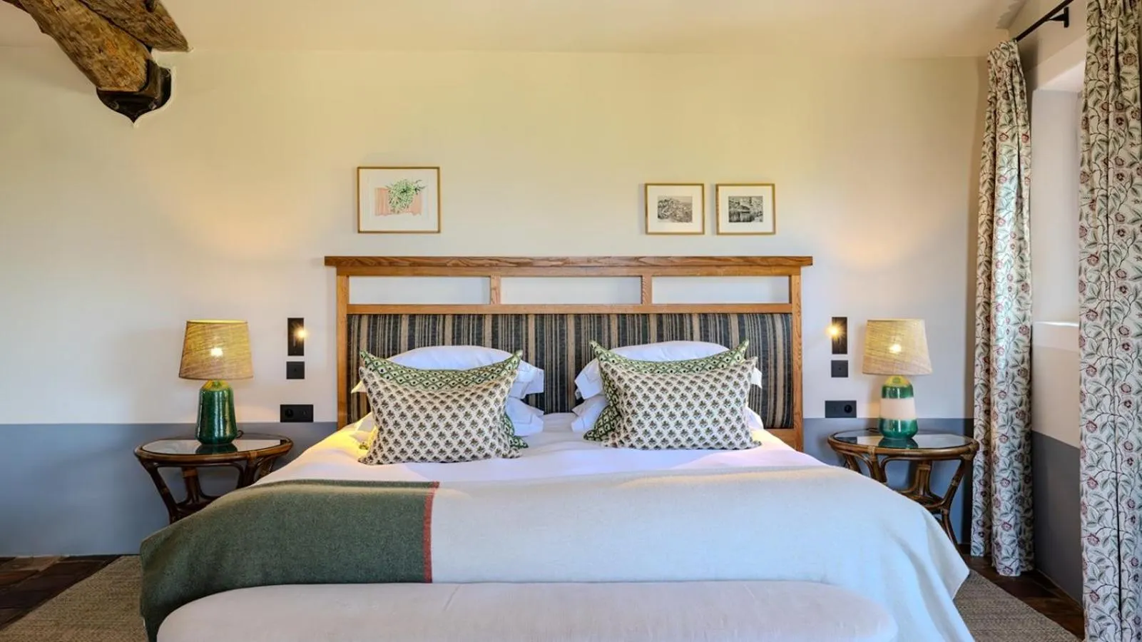 Bed in Hotel Crillon le Brave