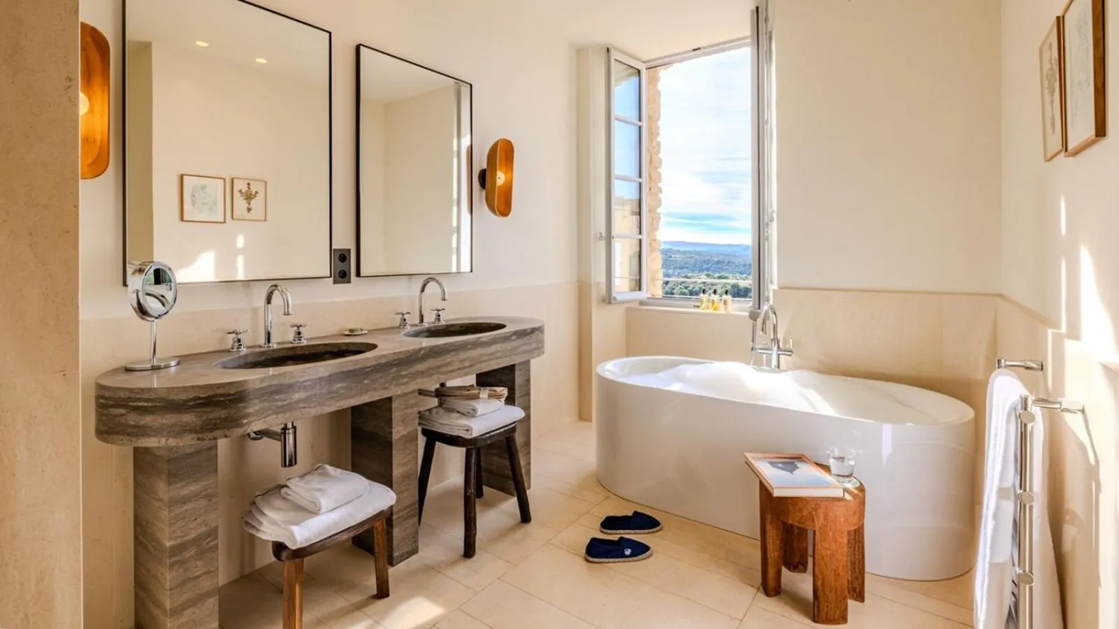 Shower in Hotel Crillon le Brave