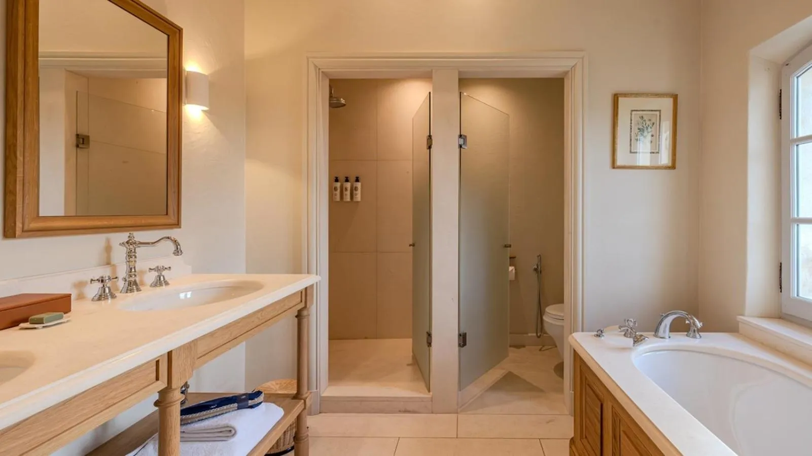 Shower in Hotel Crillon le Brave