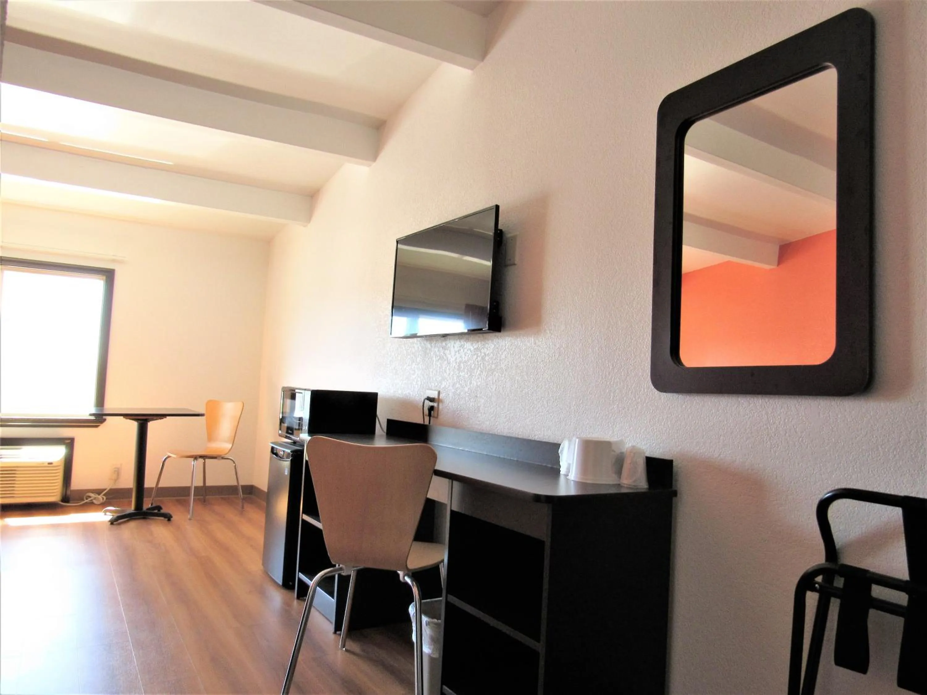 TV and multimedia in Motel 6-White, GA - Cartersville