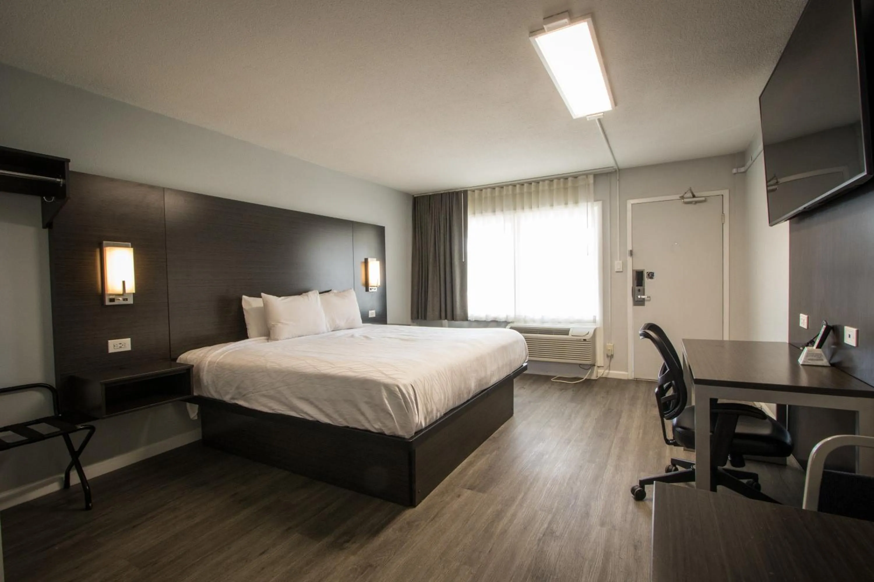 Bed in Envi Boutique Hotel Henderson-Evansville South