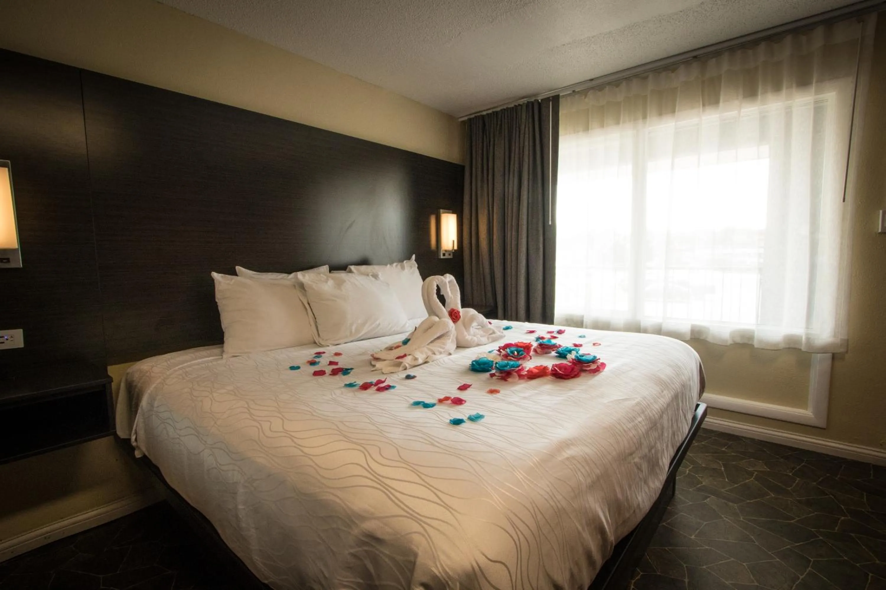 Bed in Envi Boutique Hotel Henderson-Evansville South
