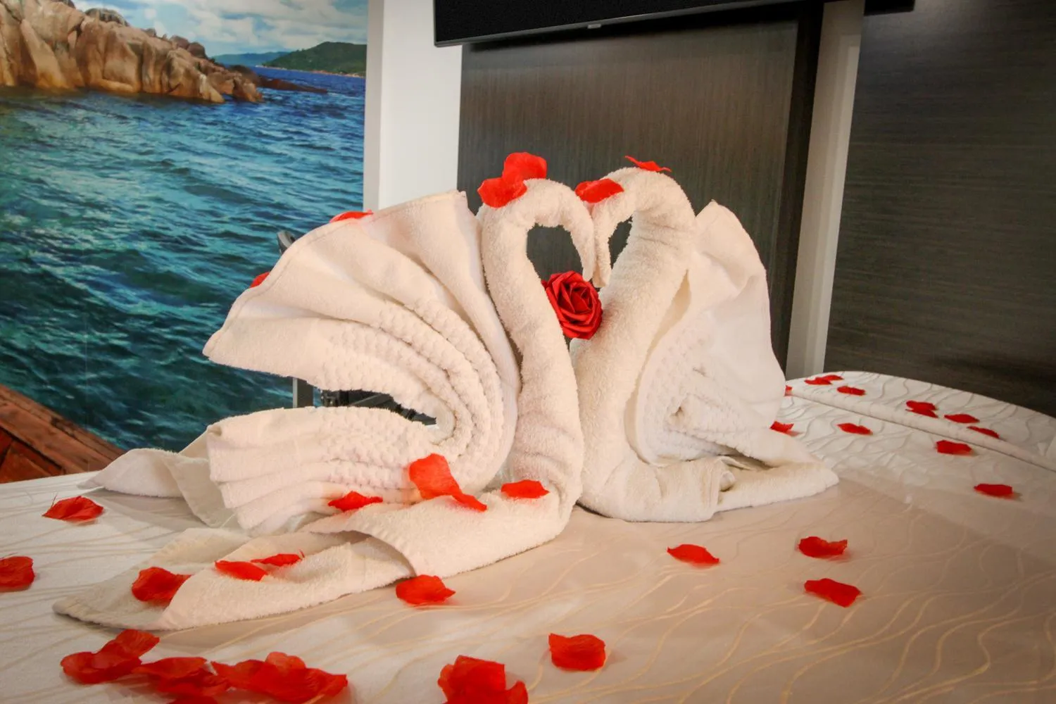 Bed in Envi Boutique Hotel Henderson-Evansville South