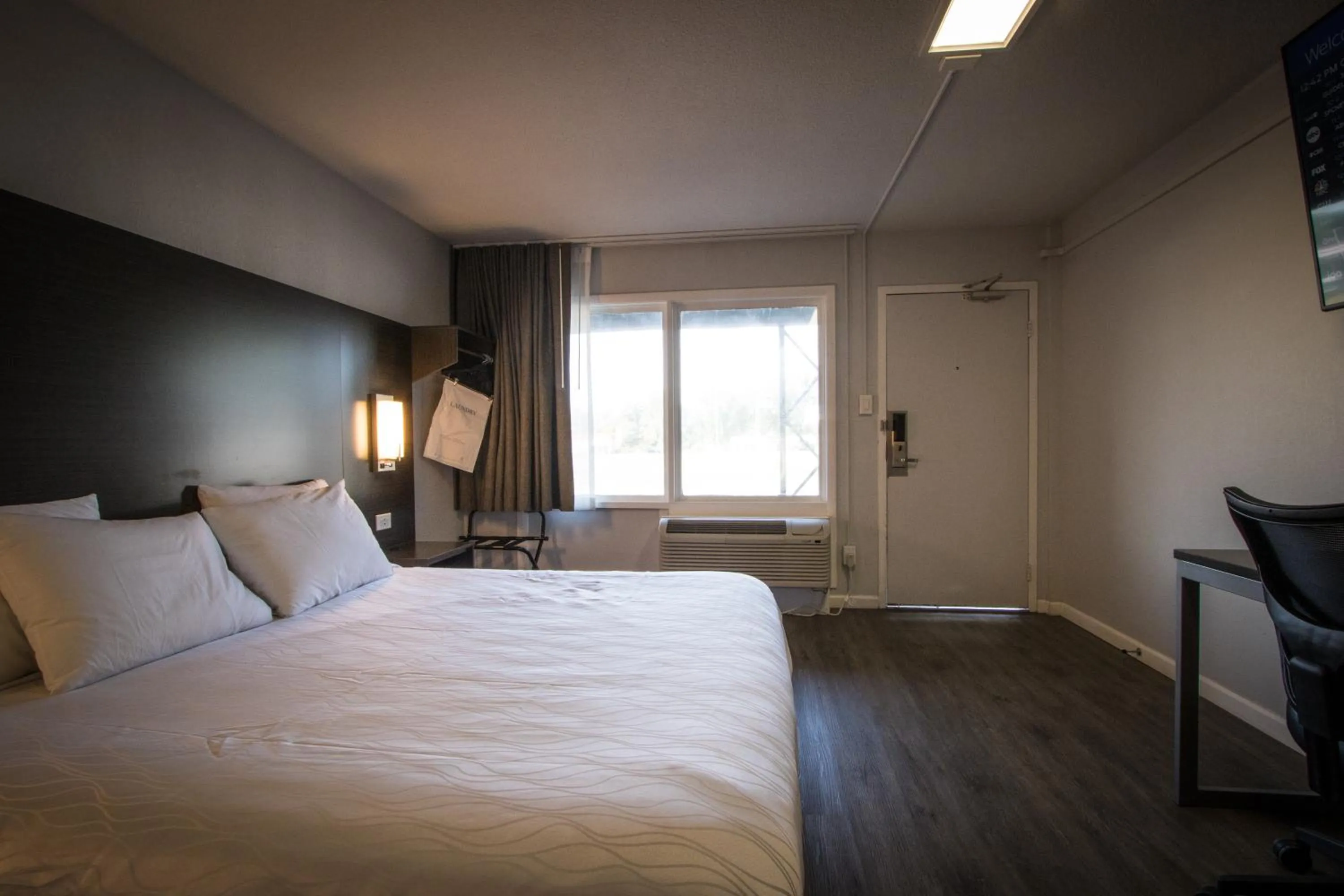 Bed in Envi Boutique Hotel Henderson-Evansville South